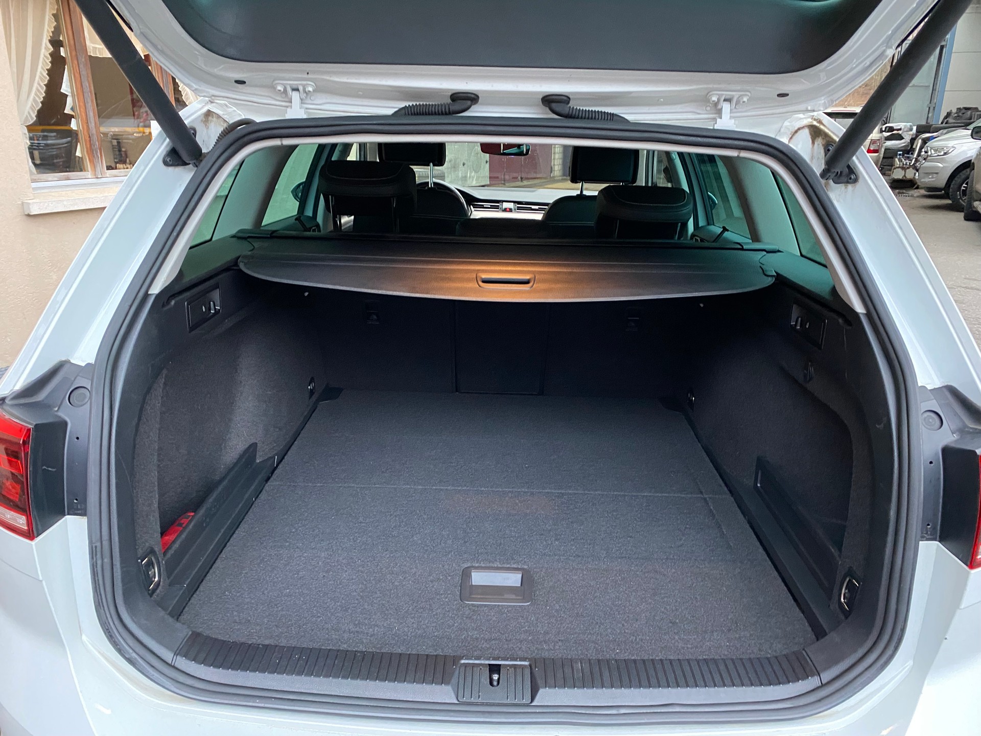 VW Passat 2.0 TDI BMT Elegance 4Motion DSG-image-9