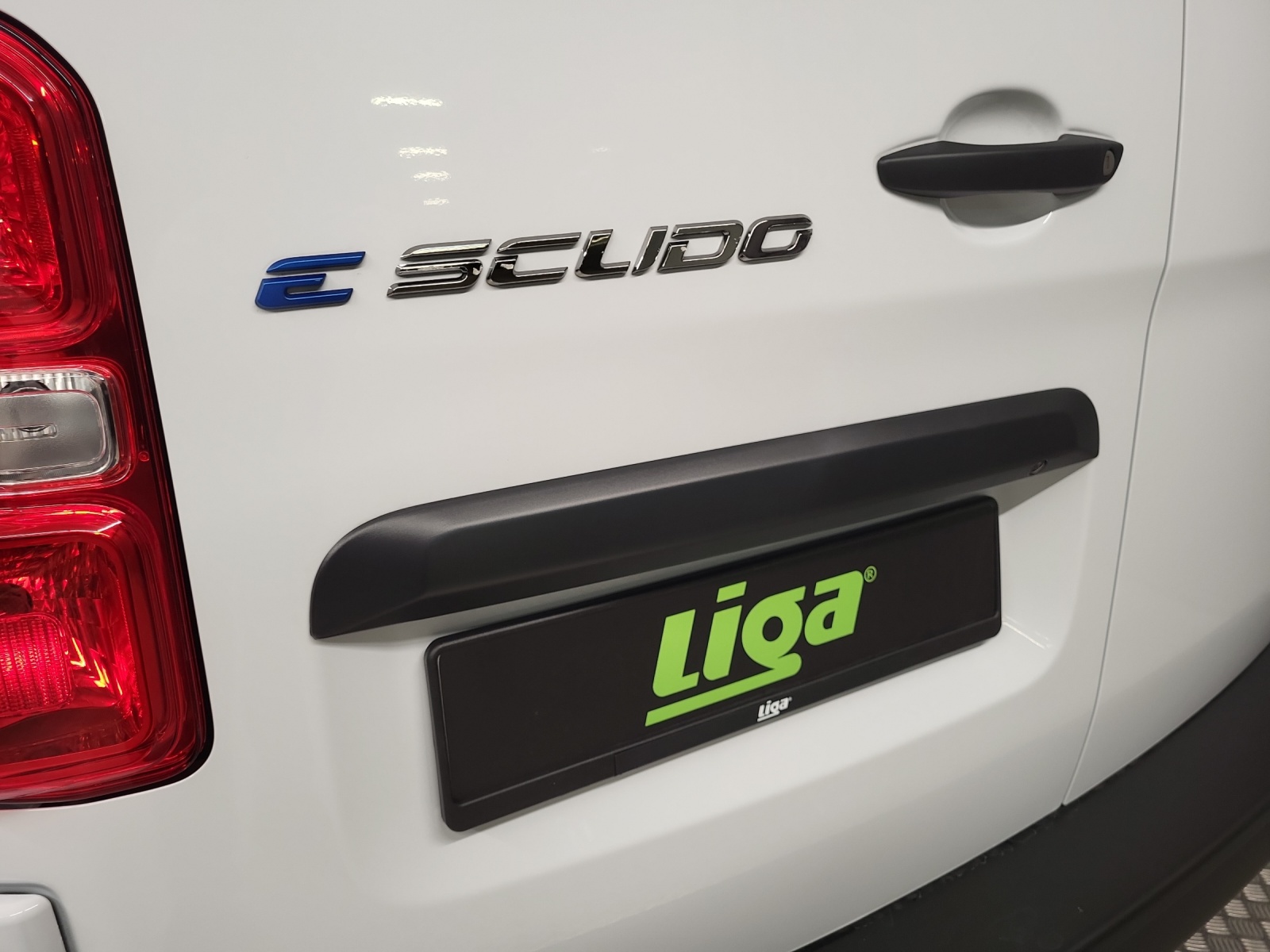 FIAT E-Scudo Kaw. L2 verglast 50 kWh Business Swiss Edition-image-12
