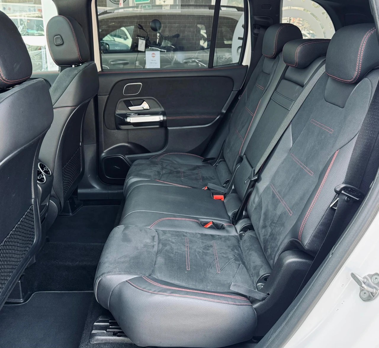 MERCEDES-BENZ GLB 250 4Matic AMG Line 8G-Tronic-image-10