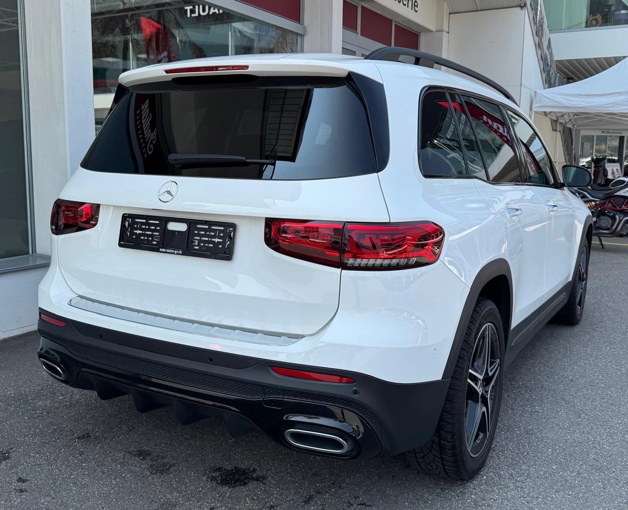 MERCEDES-BENZ GLB 250 4Matic AMG Line 8G-Tronic-image-4