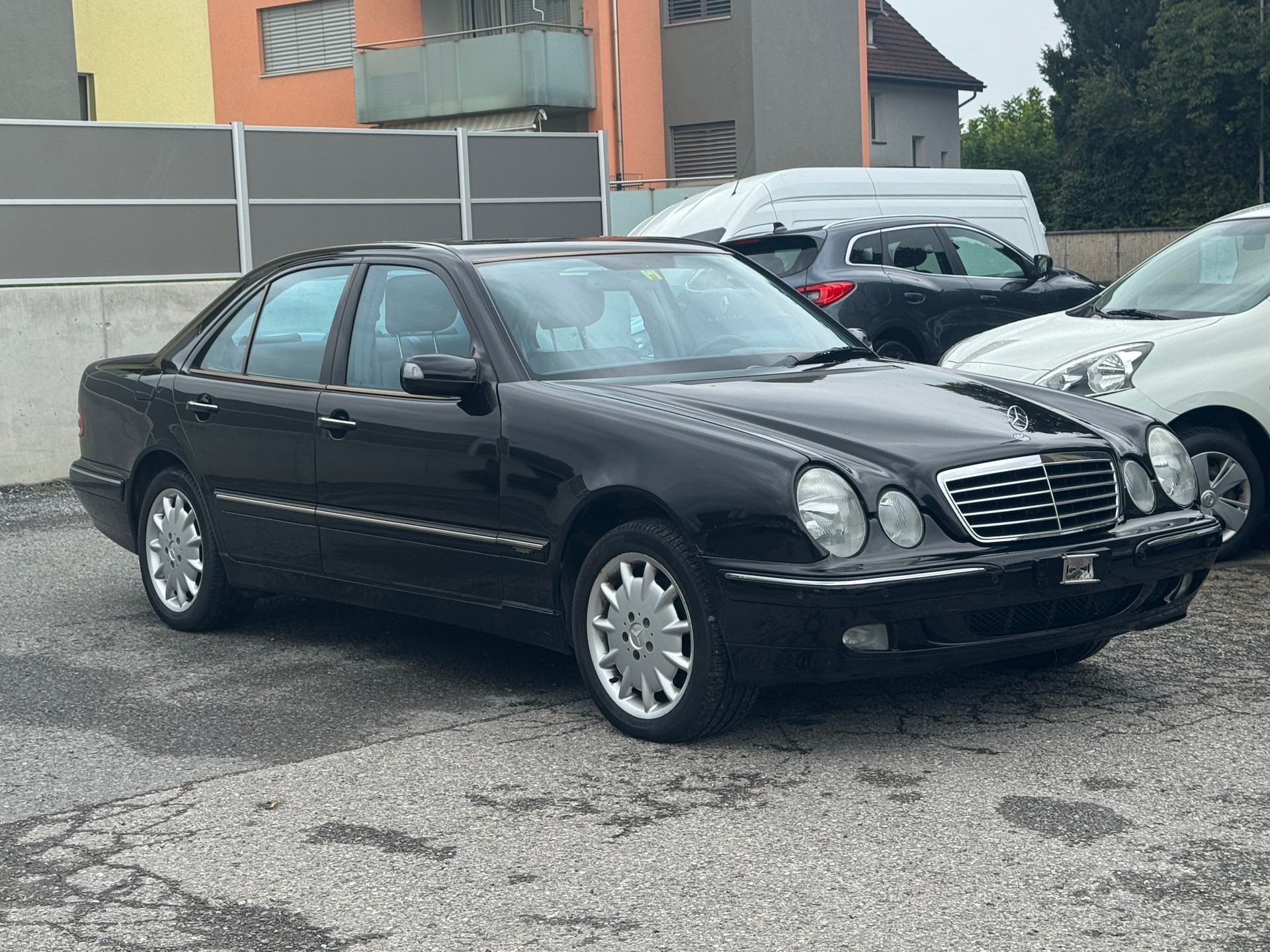 MERCEDES-BENZ E 320 Avantgarde 4-Matic Automatic-image-2