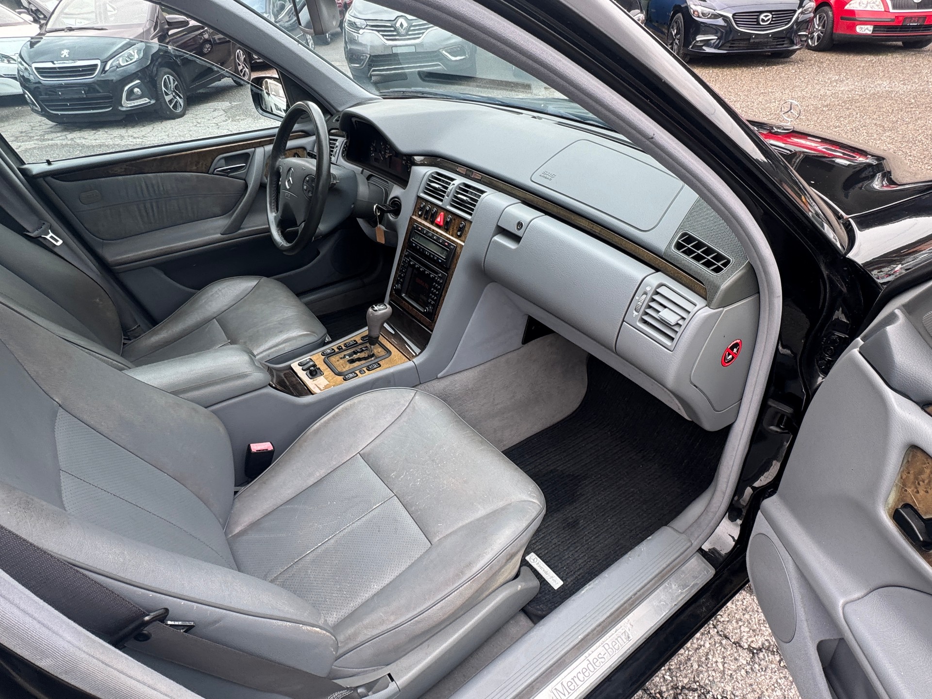 MERCEDES-BENZ E 320 Avantgarde 4-Matic Automatic-image-6