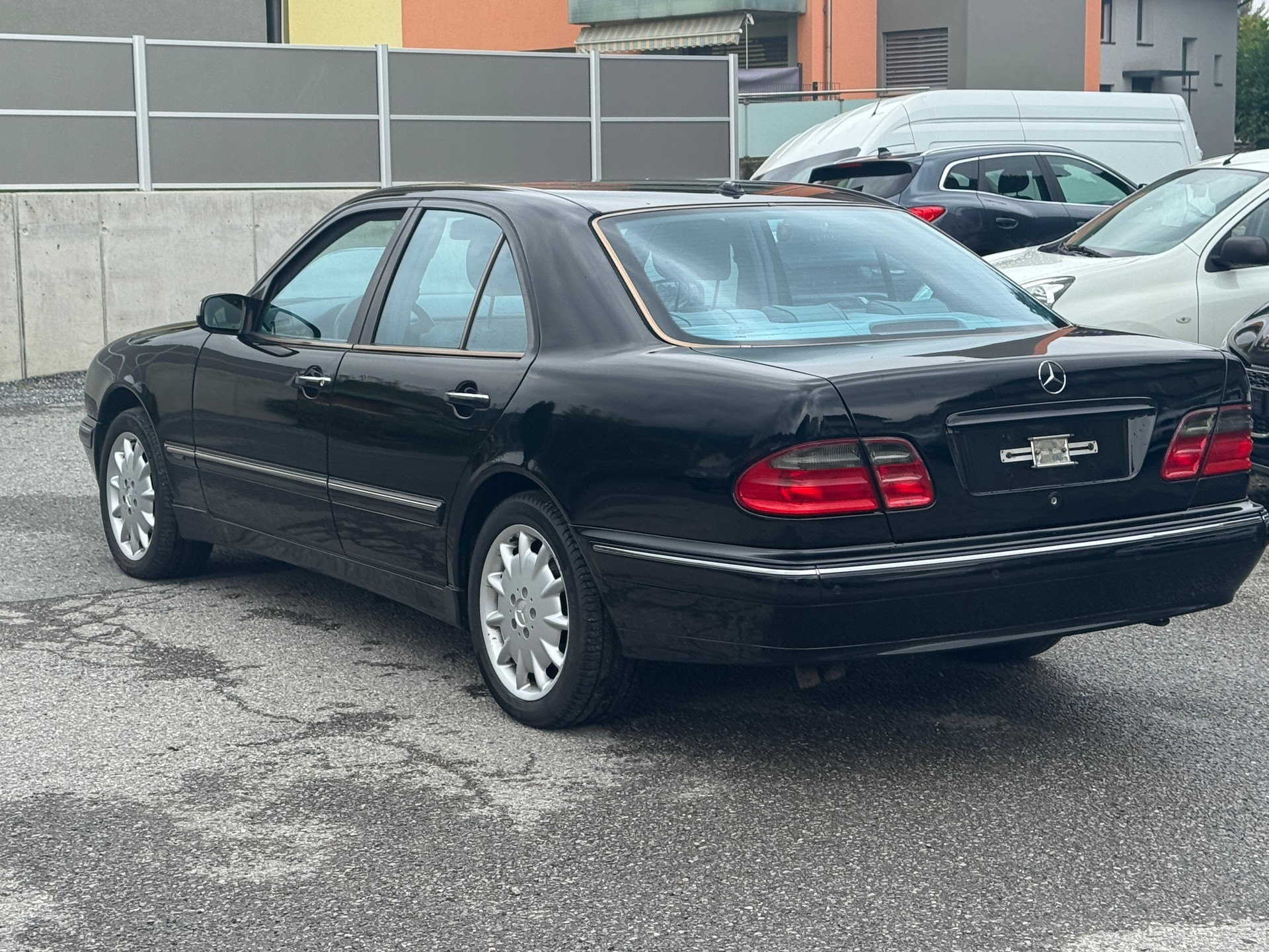 MERCEDES-BENZ E 320 Avantgarde 4-Matic Automatic-image-12