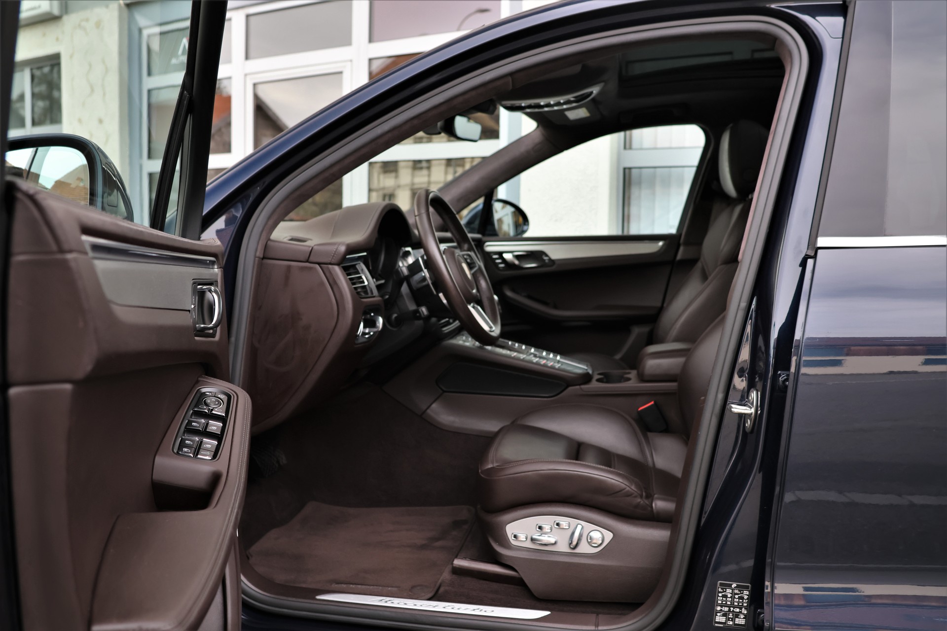 PORSCHE Macan Turbo PDK (CH)-image-8