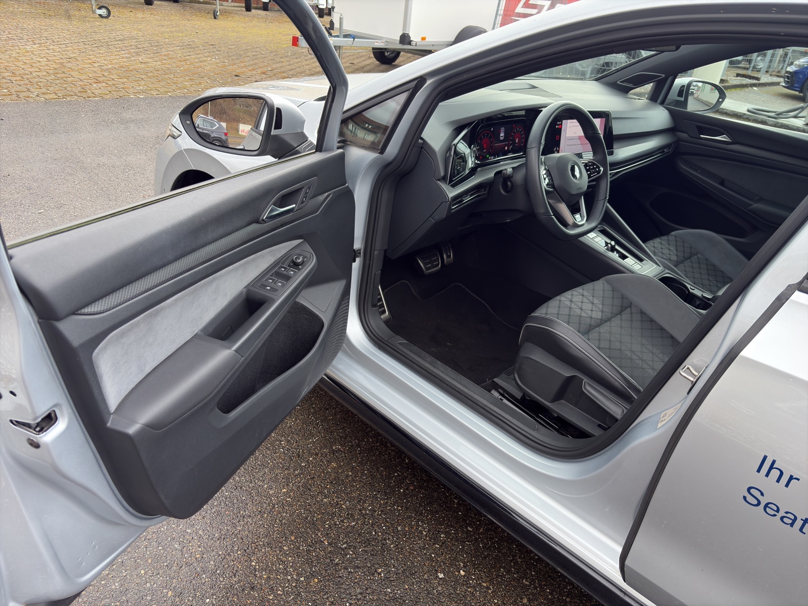 VW Golf VIII 1.5 eTSI R-Line DSG-image-3