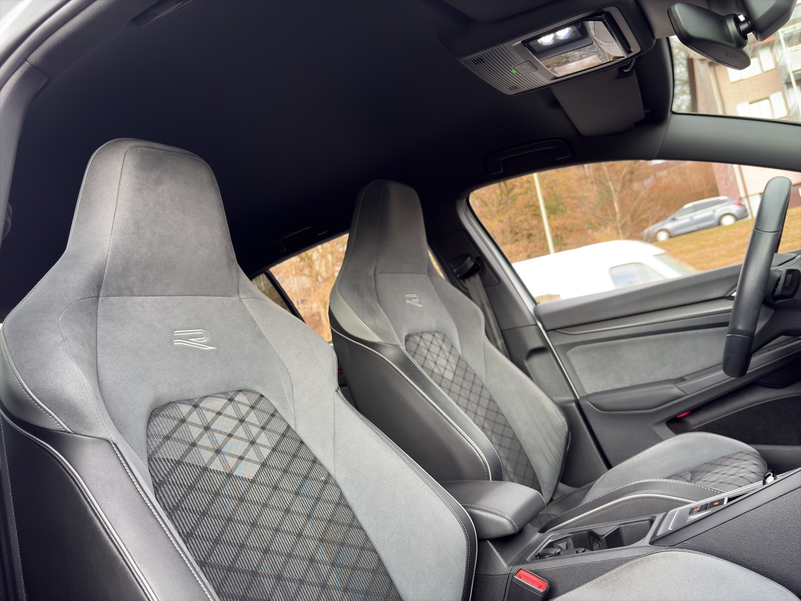 VW Golf VIII 1.5 eTSI R-Line DSG-image-5