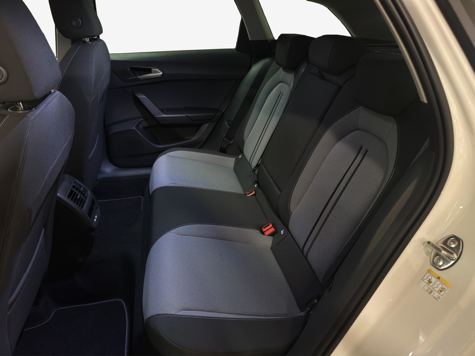 SEAT Leon ST 1.5 eHybrid pHEV DSG Business Edition-image-11