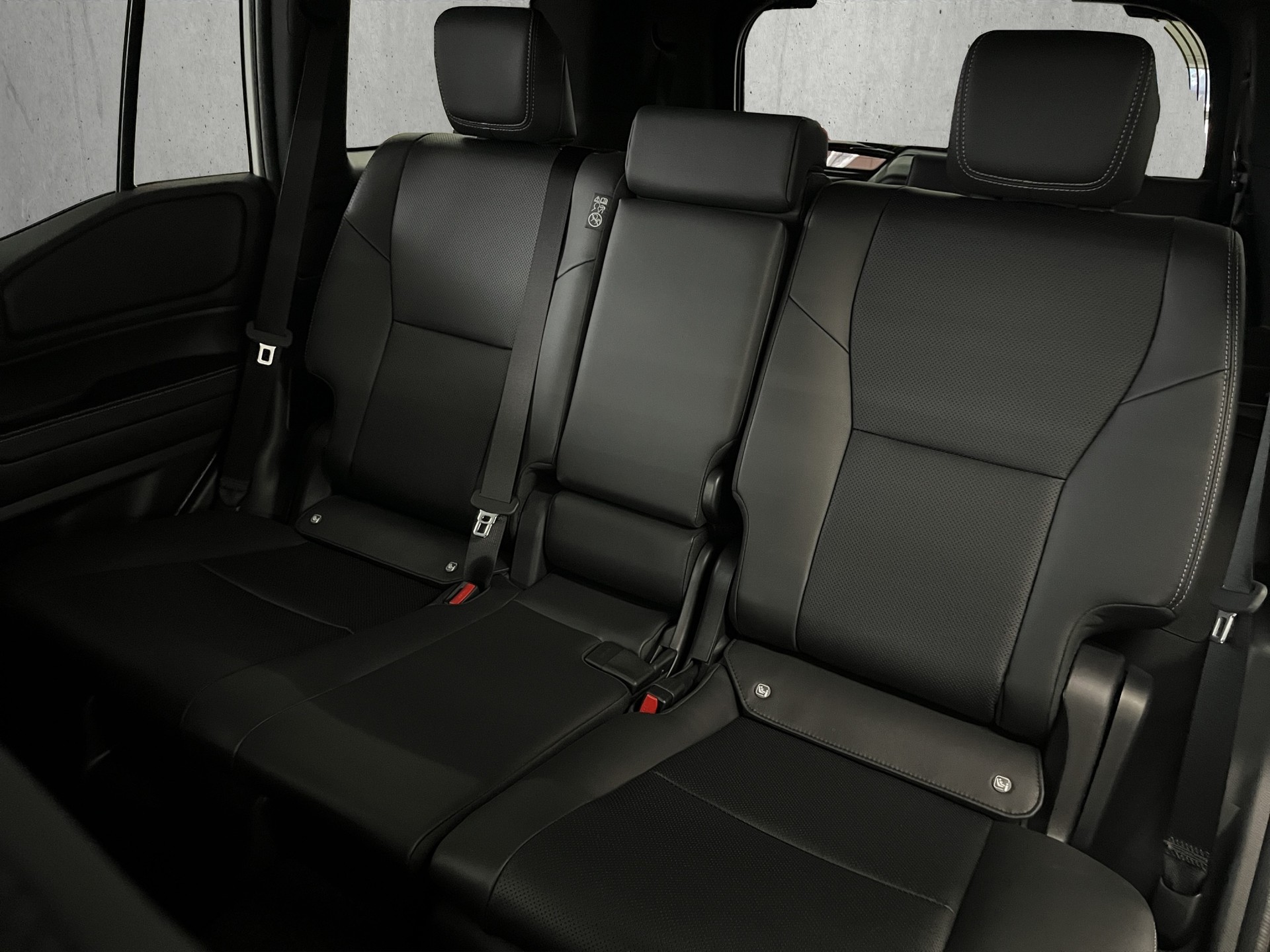 TOYOTA LAND CRUISER 2.8 D Style-image-12