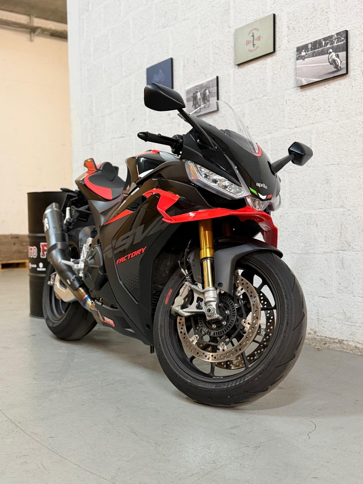 APRILIA RSV4 1100 E5+ Factory-showroom-element-1