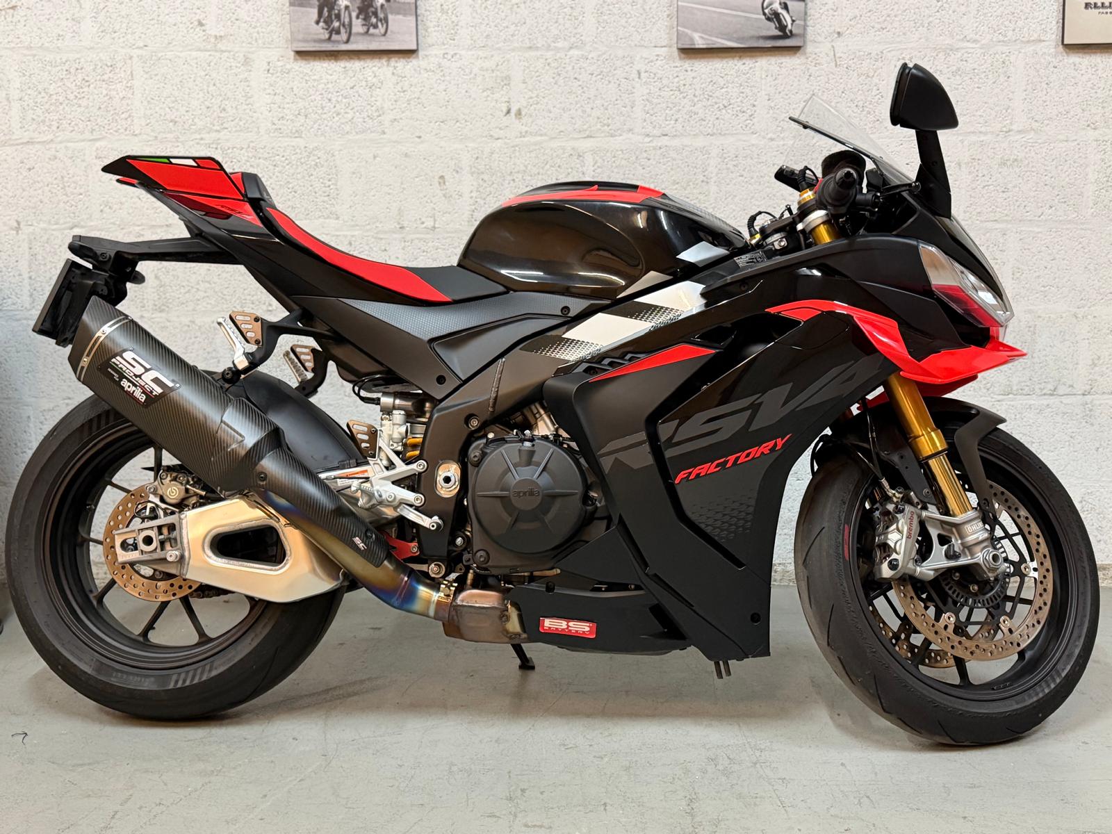 APRILIA RSV4 1100 E5+ Factory-showroom-element-3