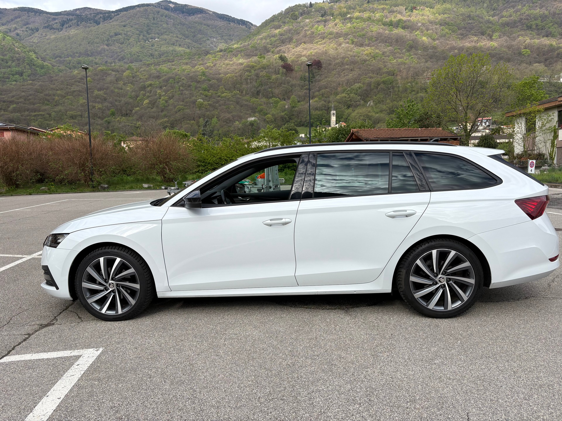 SKODA Octavia Combi 2.0 TDI DSG Ambition-image-5