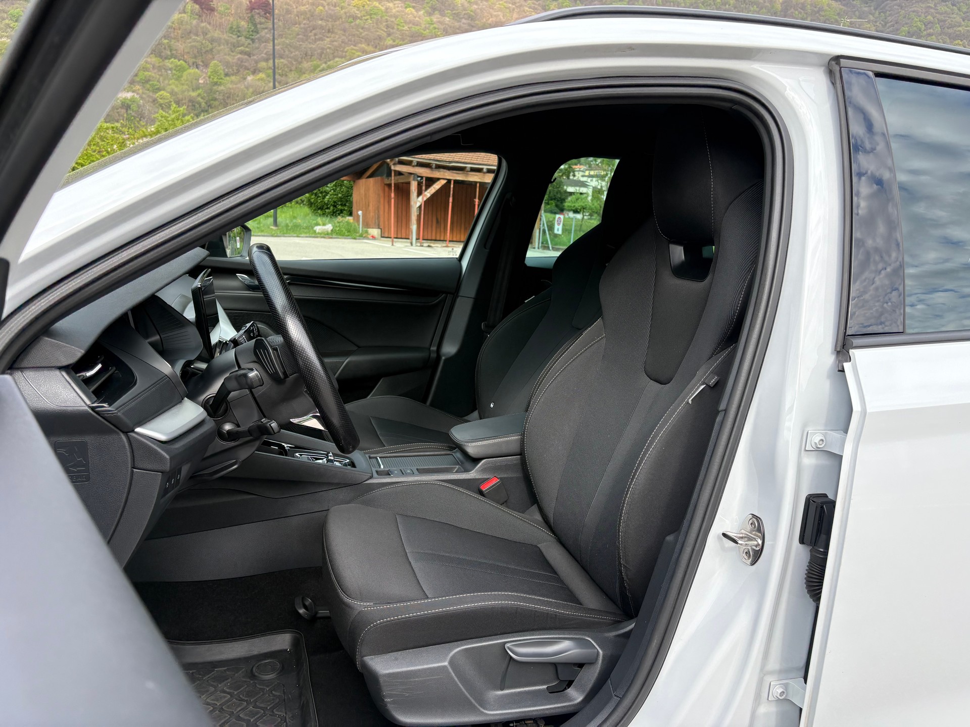SKODA Octavia Combi 2.0 TDI DSG Ambition-image-9