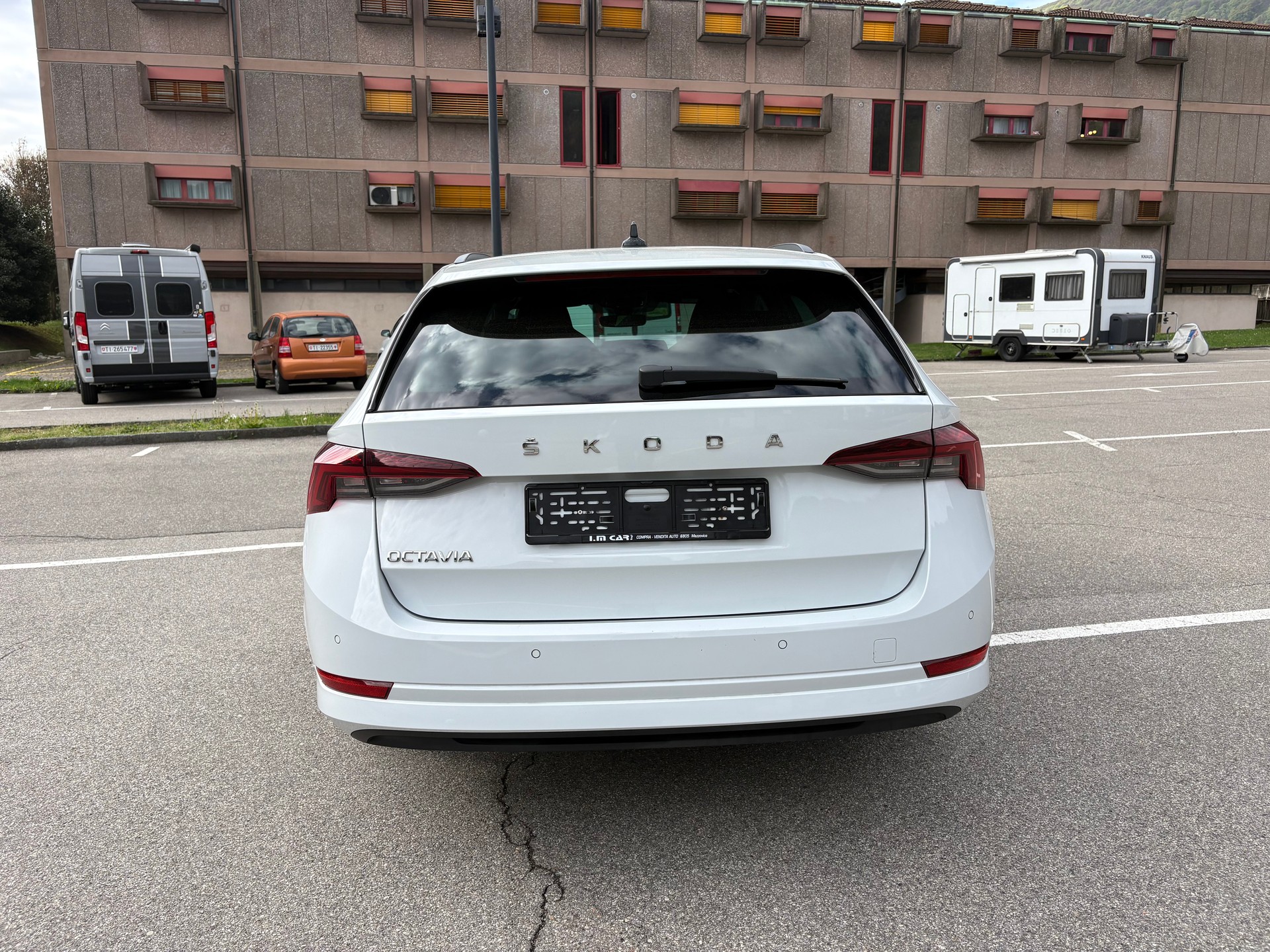 SKODA Octavia Combi 2.0 TDI DSG Ambition-image-3