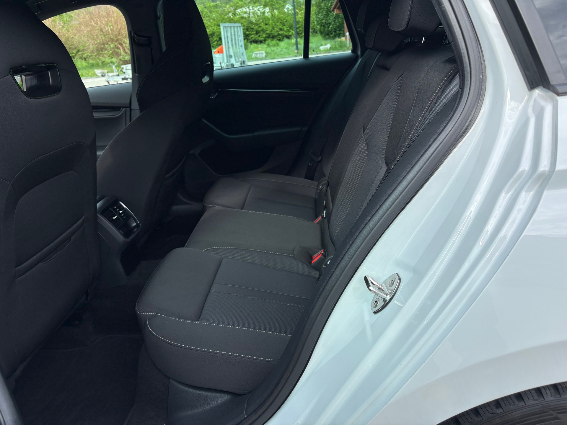 SKODA Octavia Combi 2.0 TDI DSG Ambition-image-10