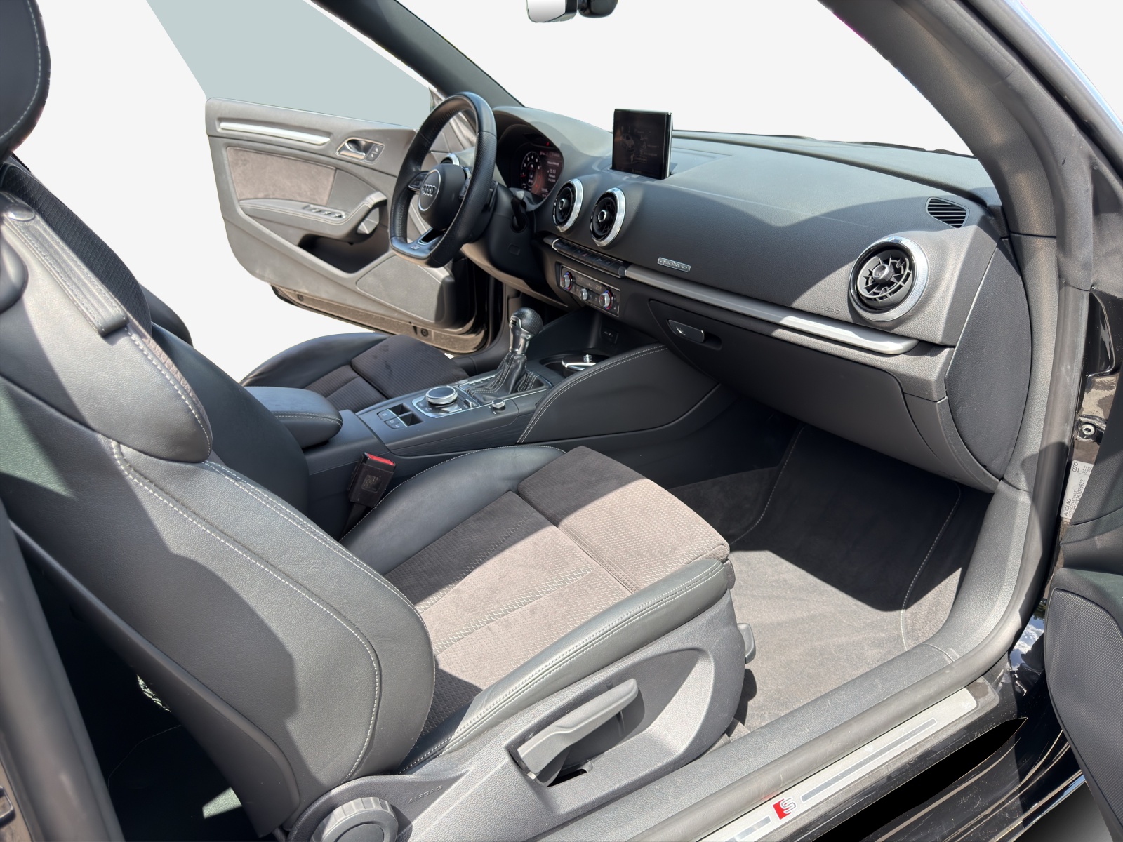 AUDI A3 Cabriolet 2.0 TFSI Sport Attraction quattro S-tronic-image-14