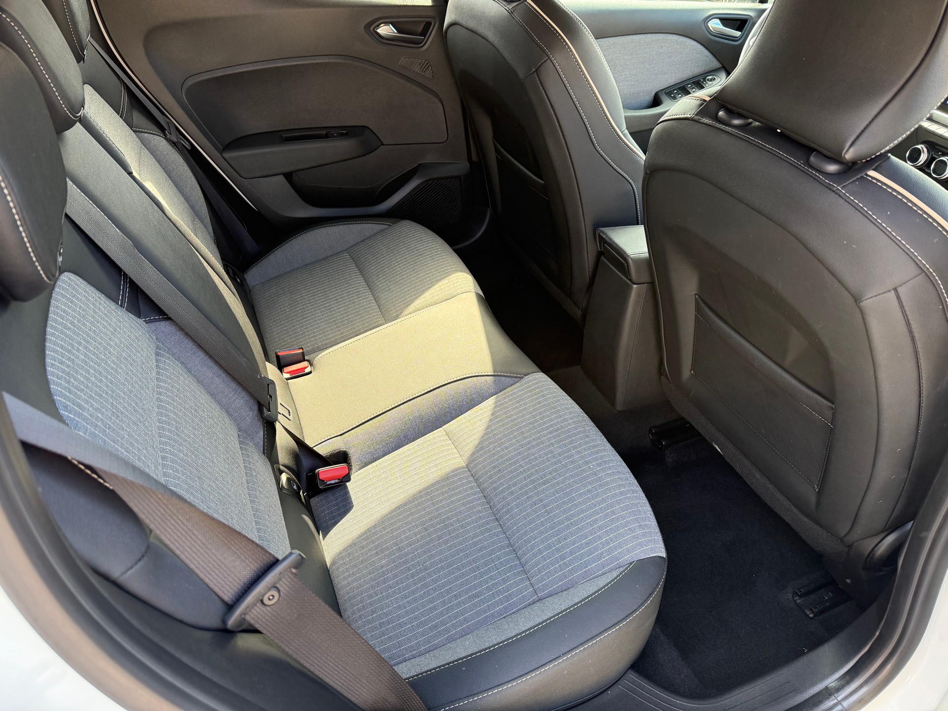 RENAULT Clio 1.0 Techno-image-11