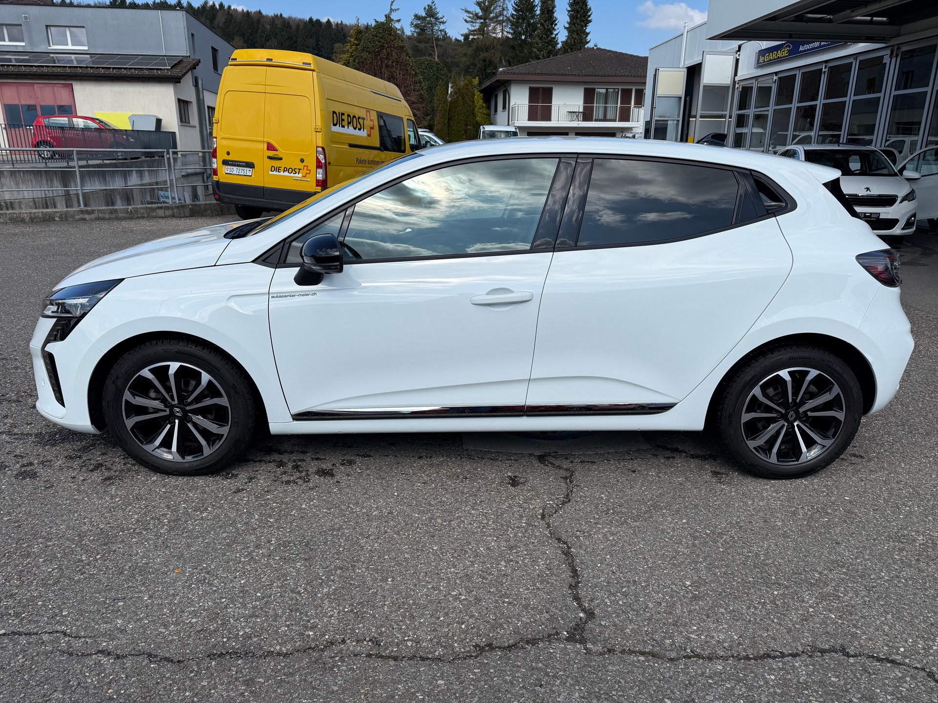 RENAULT Clio 1.0 Techno-showroom-element-2