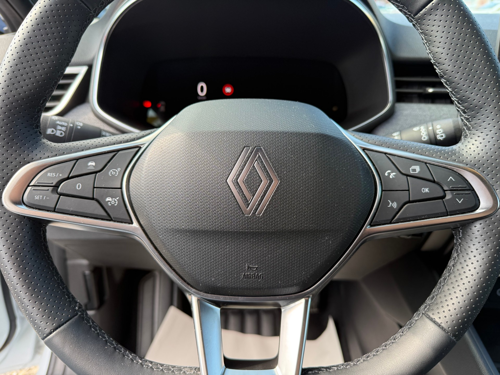 RENAULT Clio 1.0 Techno-image-14