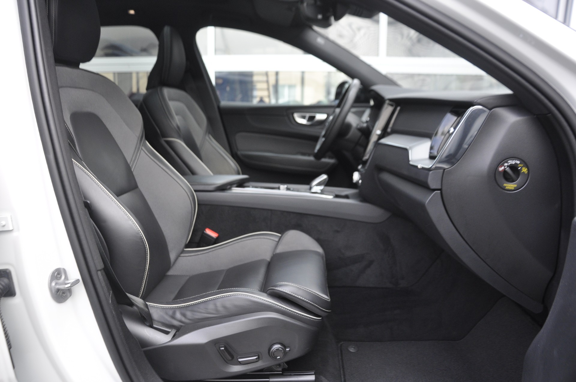 VOLVO XC60 T6 eAWD PluginHybrid Ultimate Dark Geartronic I Panoramadach-image-6
