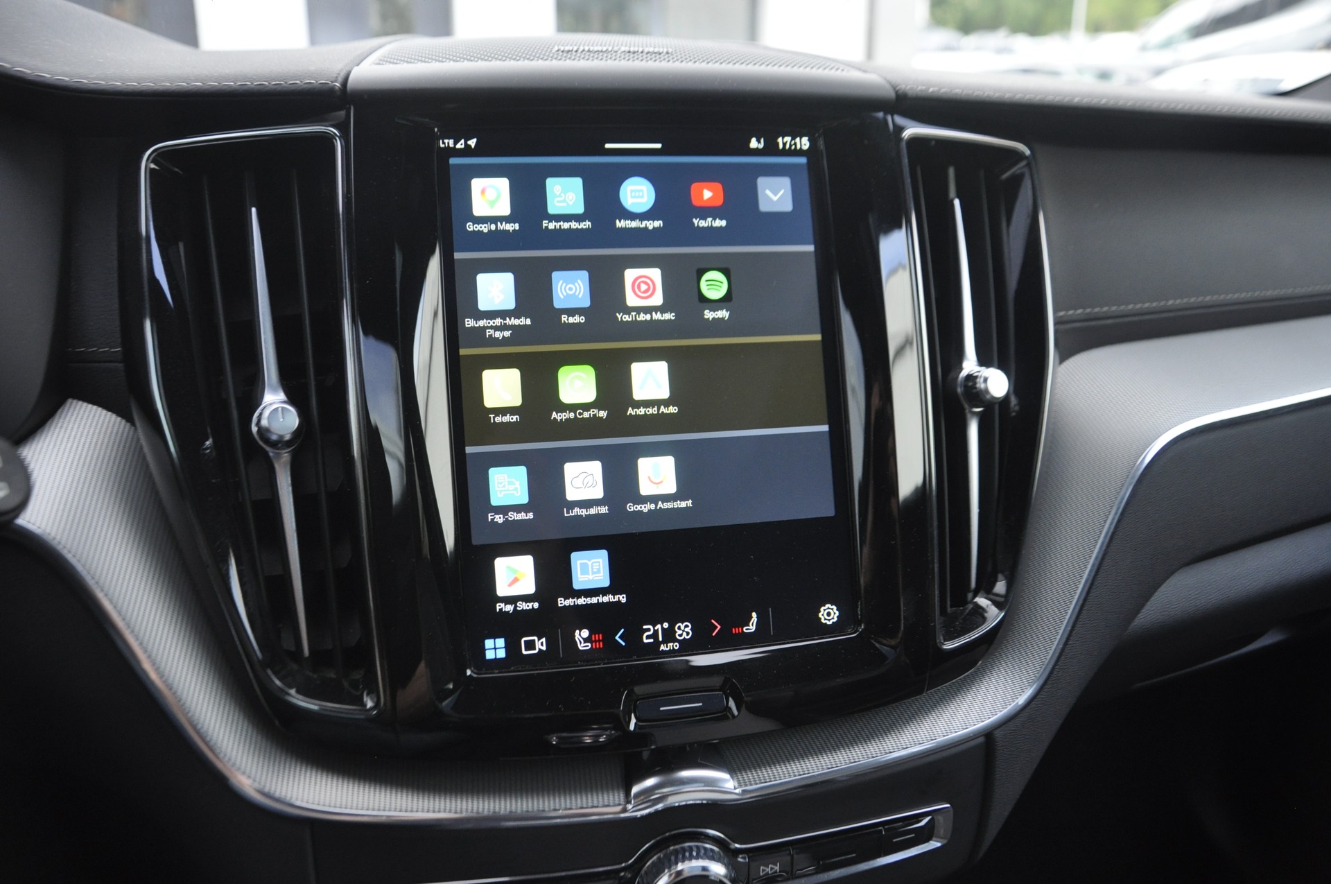 VOLVO XC60 T6 eAWD PluginHybrid Ultimate Dark Geartronic I Panoramadach-image-11