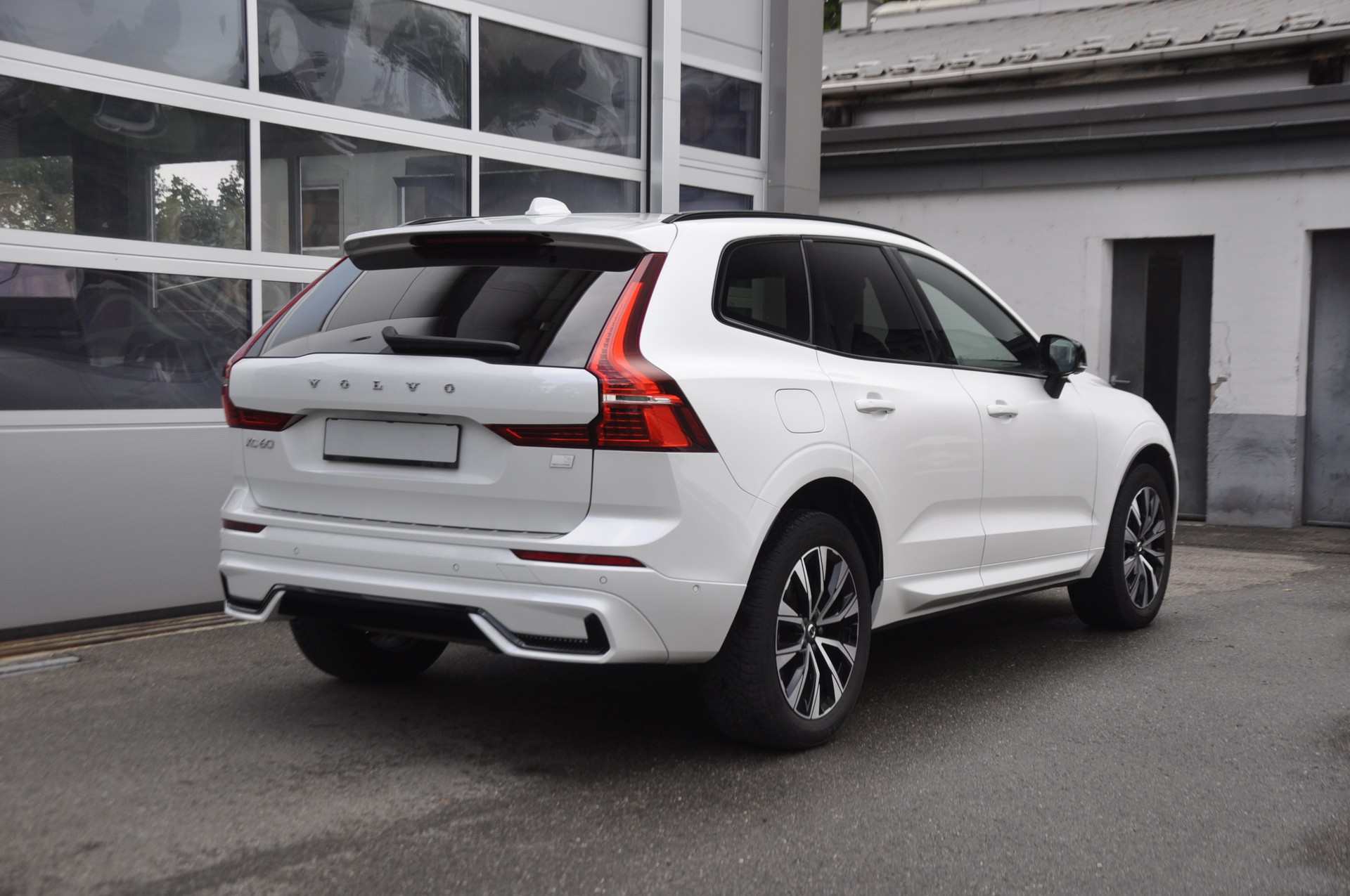 VOLVO XC60 T6 eAWD PluginHybrid Ultimate Dark Geartronic I Panoramadach-image-2