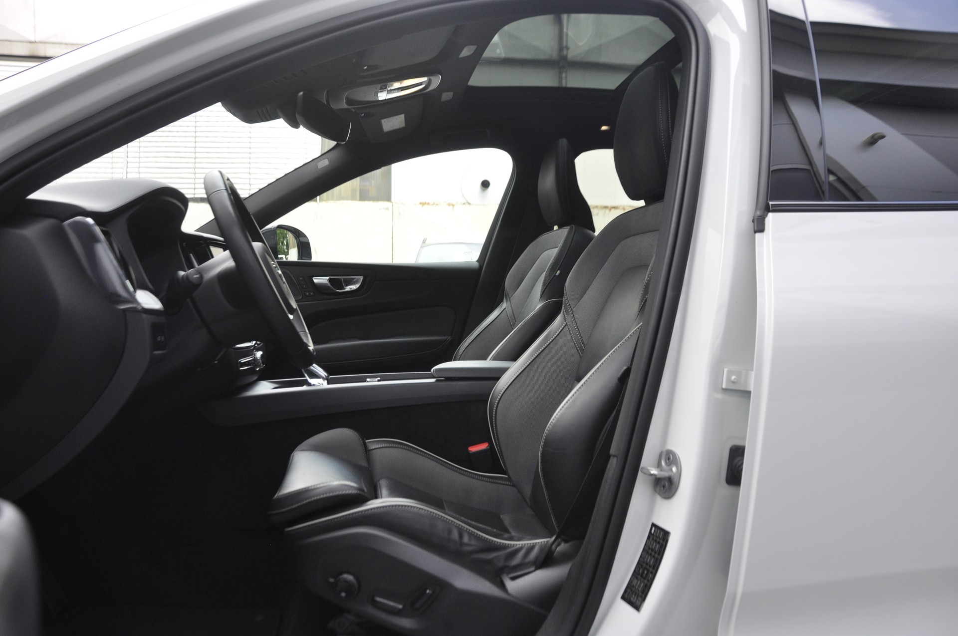 VOLVO XC60 T6 eAWD PluginHybrid Ultimate Dark Geartronic I Panoramadach-image-5