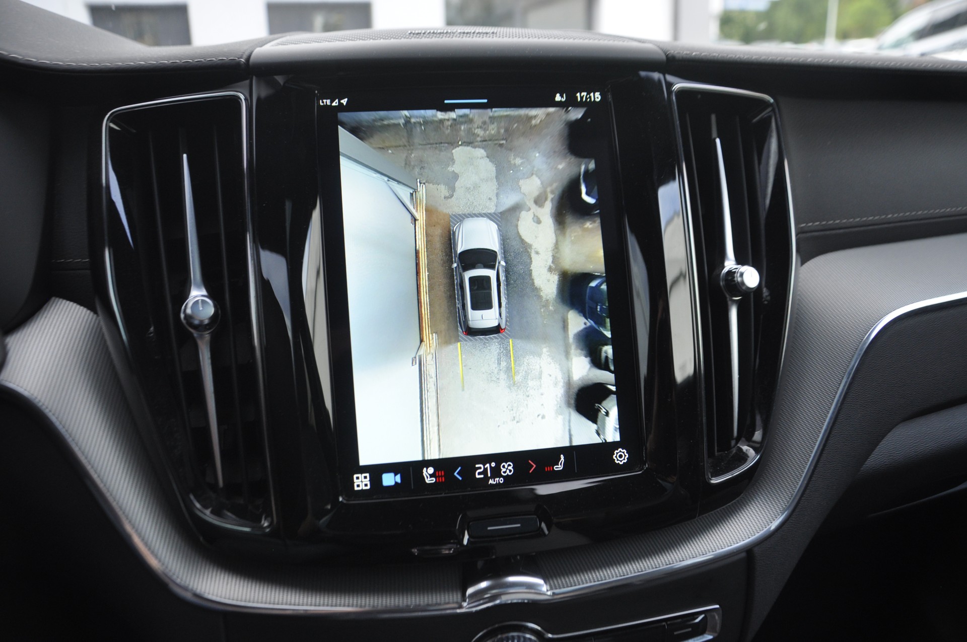 VOLVO XC60 T6 eAWD PluginHybrid Ultimate Dark Geartronic I Panoramadach-image-10