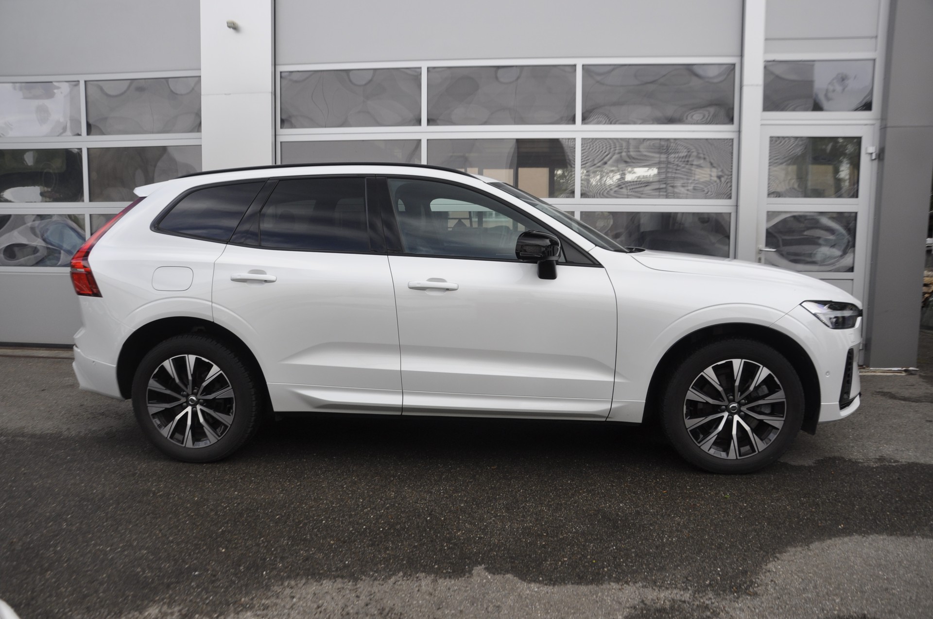 VOLVO XC60 T6 eAWD PluginHybrid Ultimate Dark Geartronic I Panoramadach-image-1