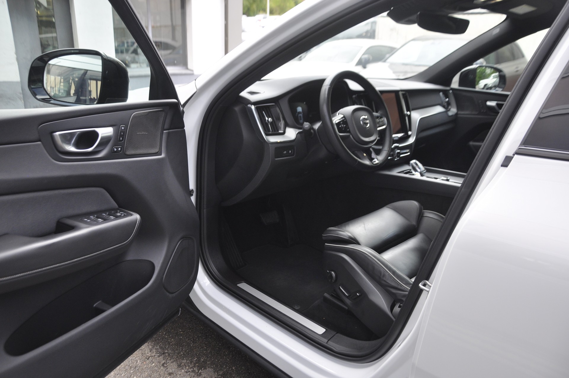VOLVO XC60 T6 eAWD PluginHybrid Ultimate Dark Geartronic I Panoramadach-image-3