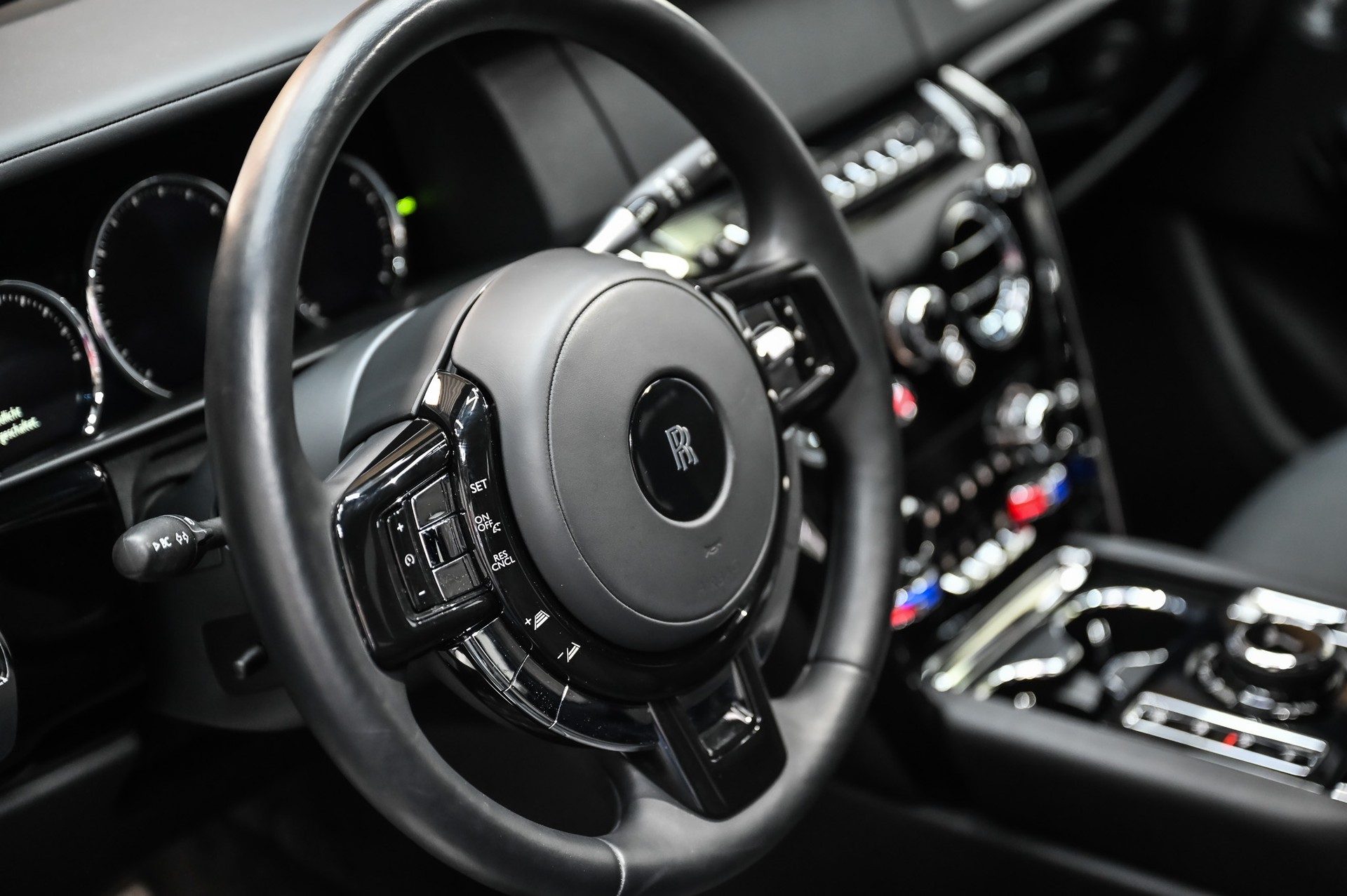 ROLLS-ROYCE Cullinan 6.7 V12 Black Badge KEYVANY HAYULA 1 of 20-image-35