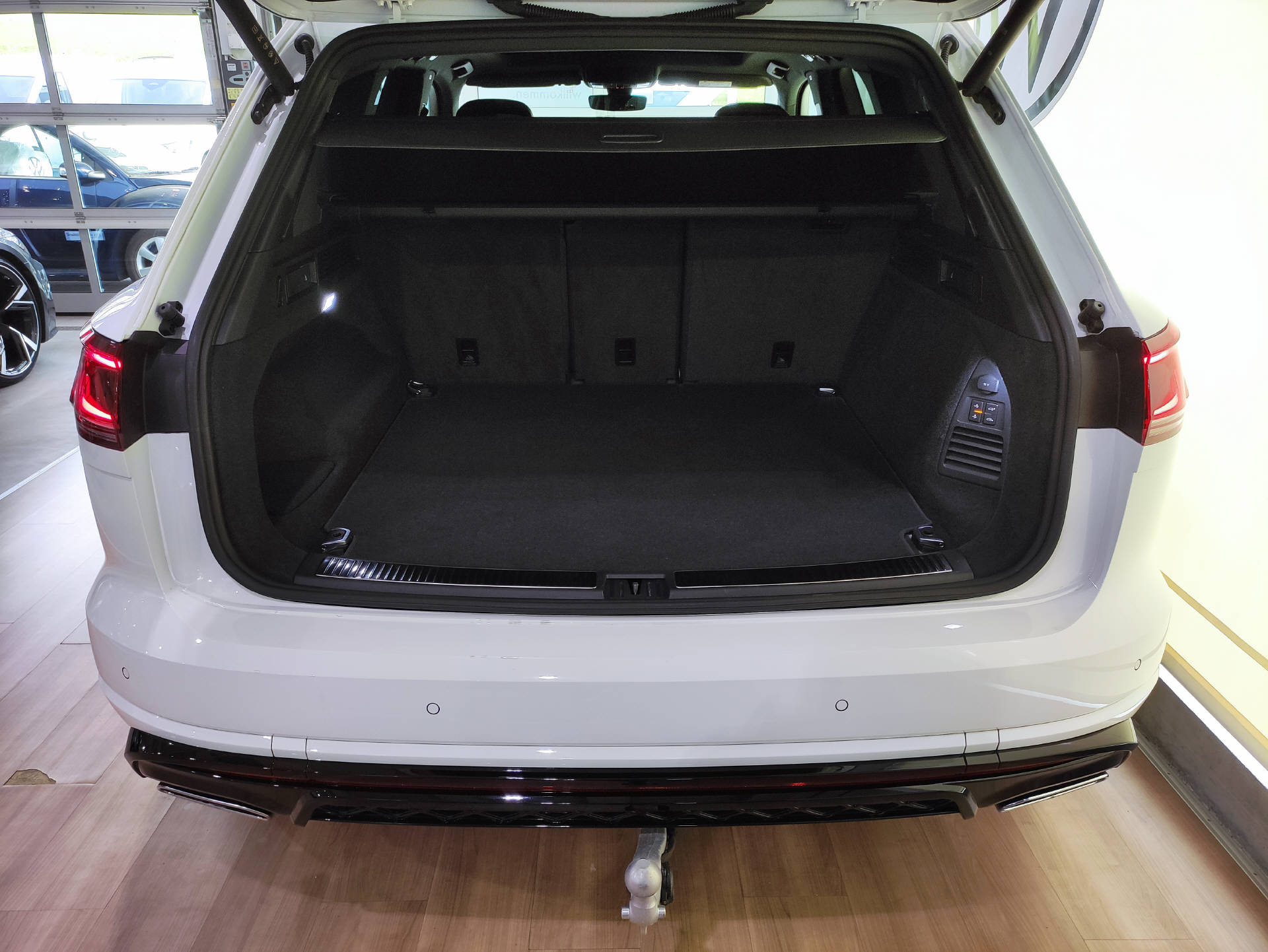 VW Touareg 3.0 V6 TDI R-Line Black-Style-image-13