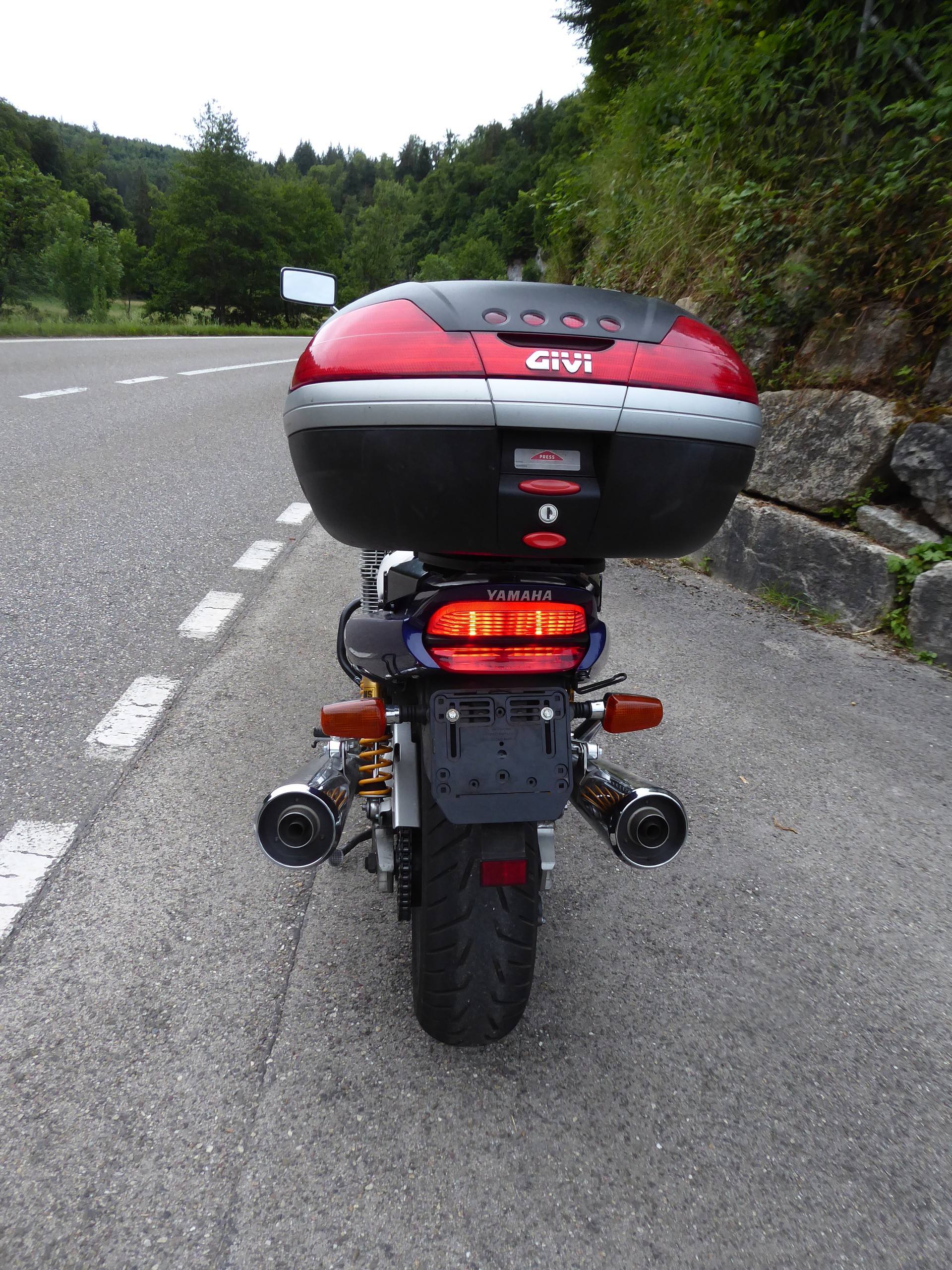 YAMAHA XJR 1300-showroom-element-3