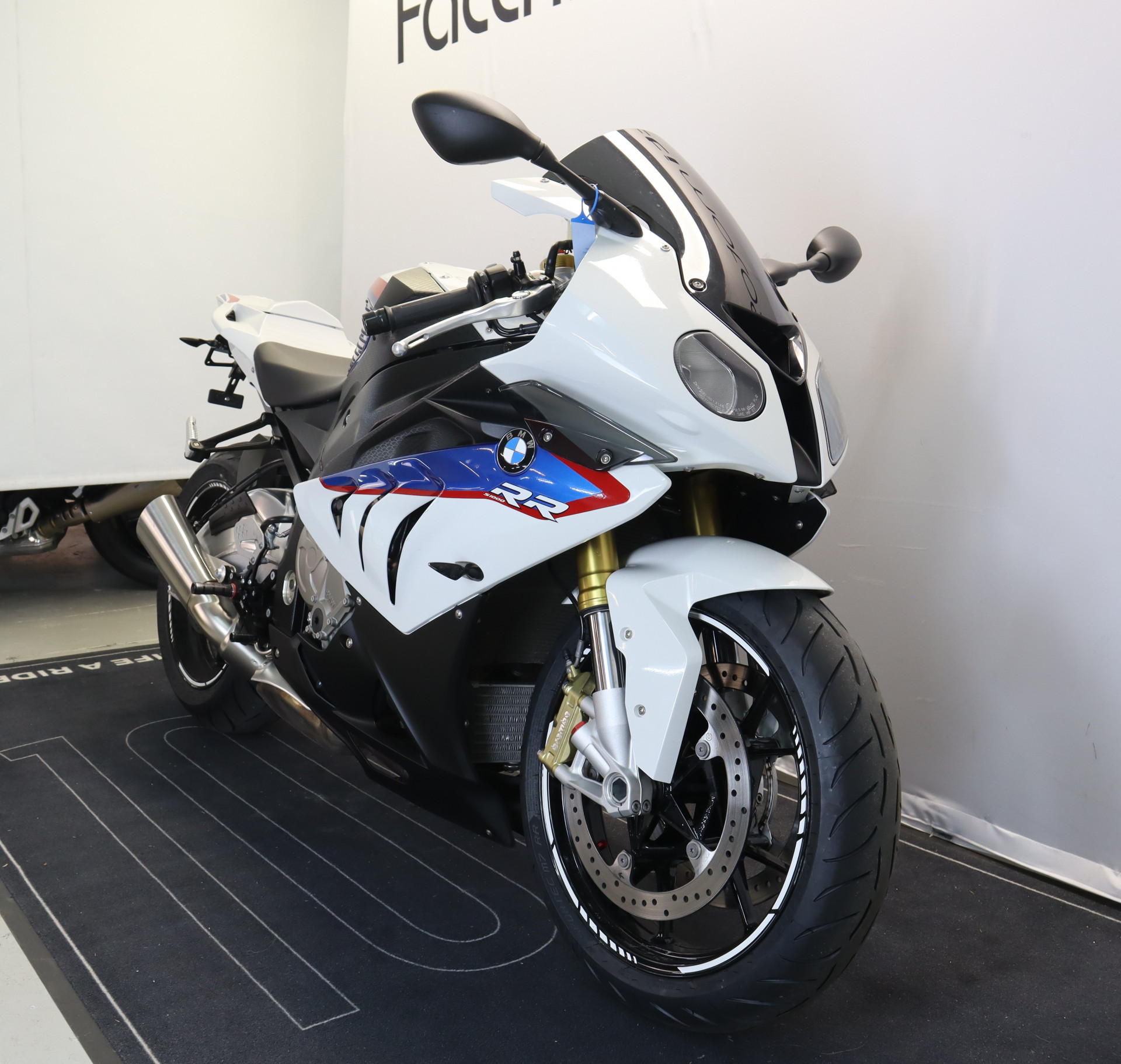 BMW S 1000 RR-showroom-element-3