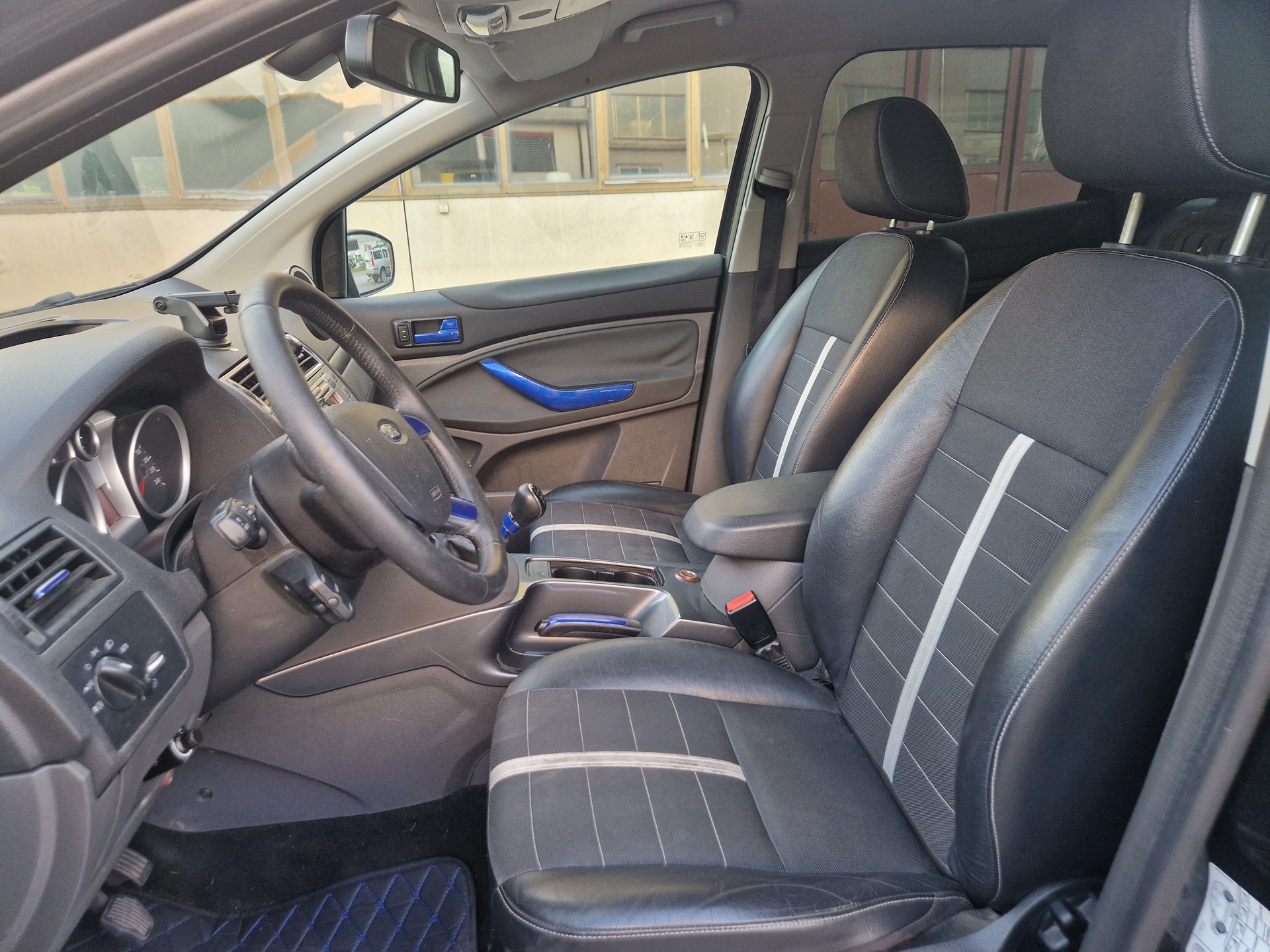 FORD Kuga 2.5 Turbo Carving 4WD-image-8
