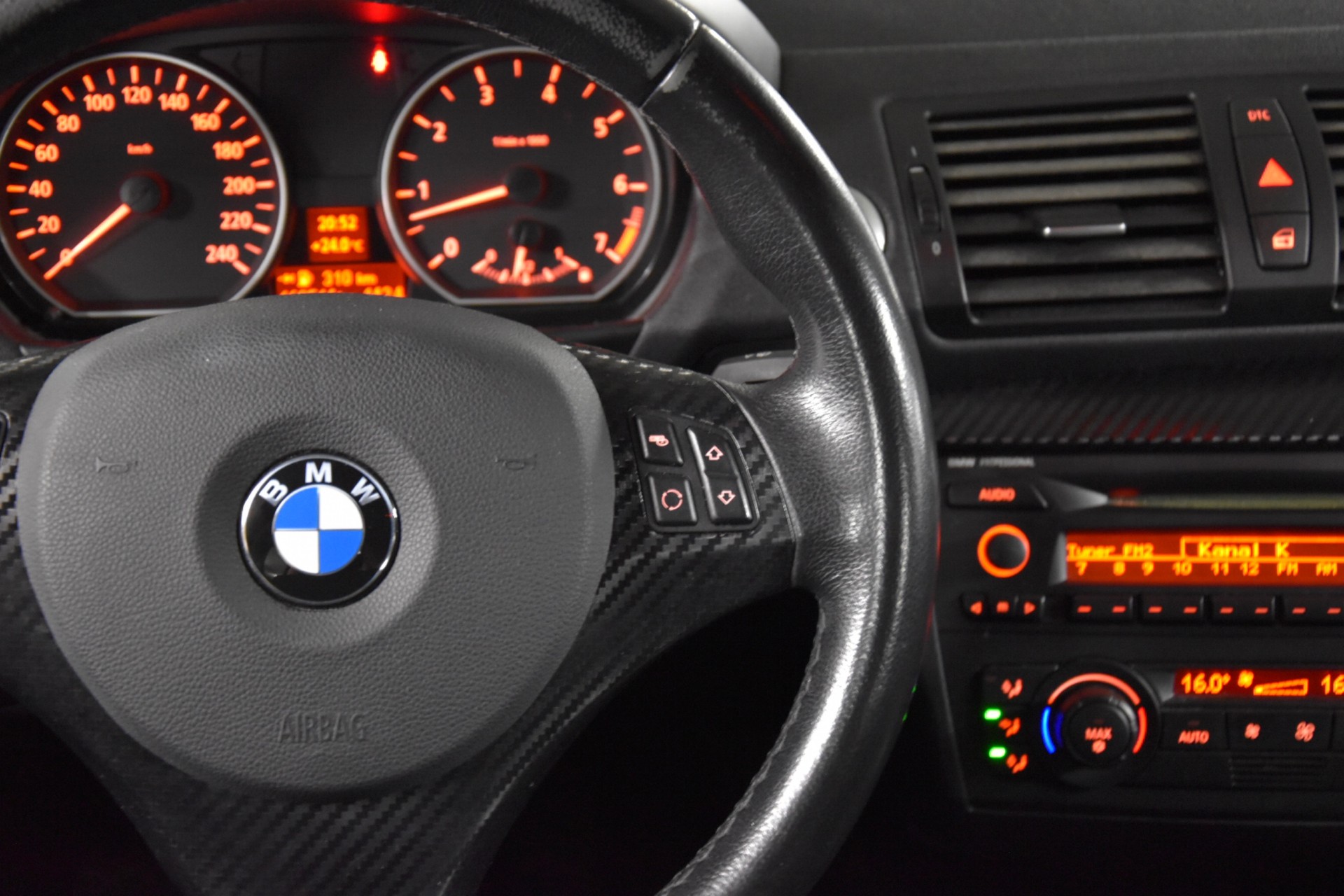 BMW 120i-image-12
