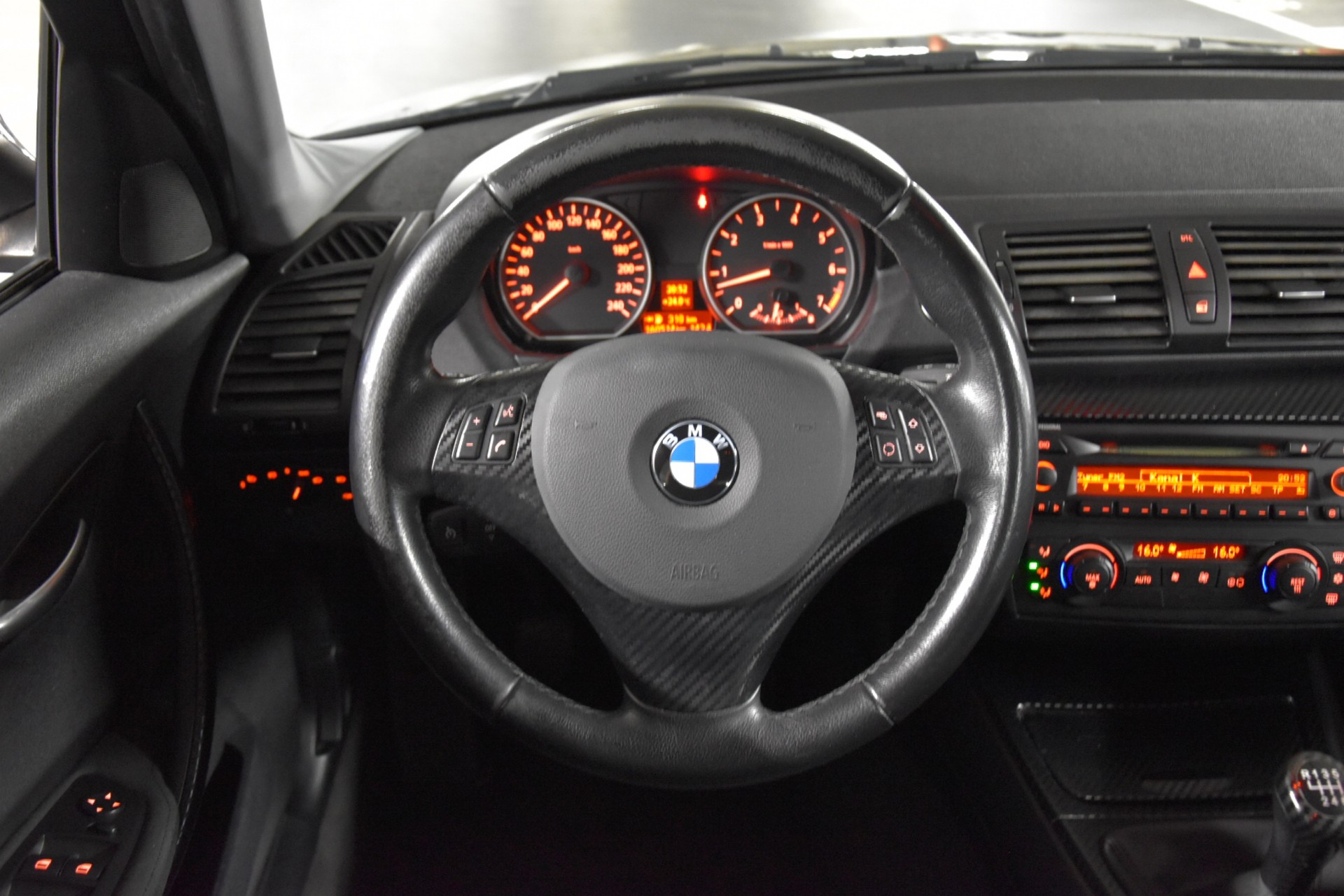 BMW 120i-image-9