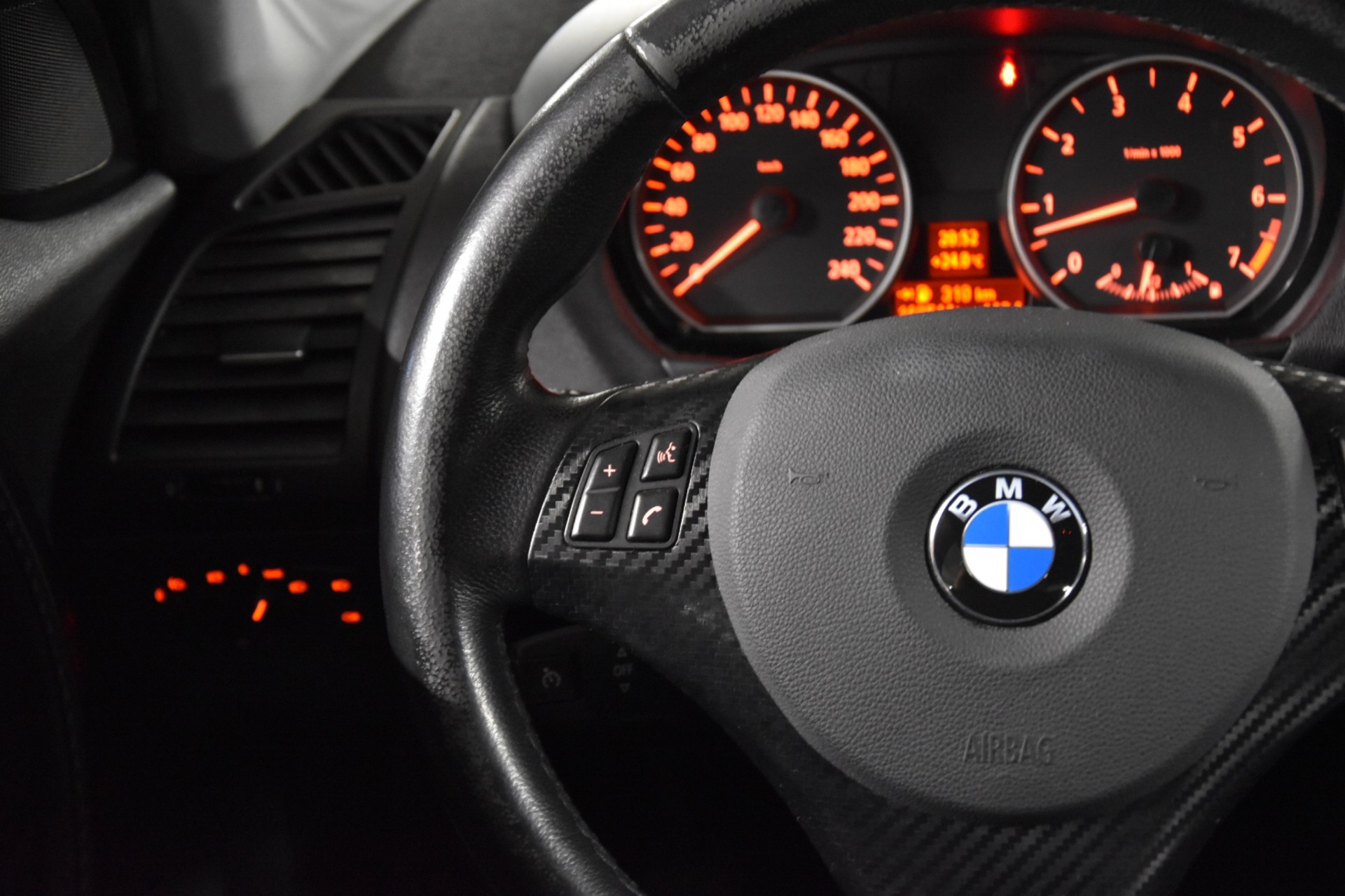 BMW 120i-image-11