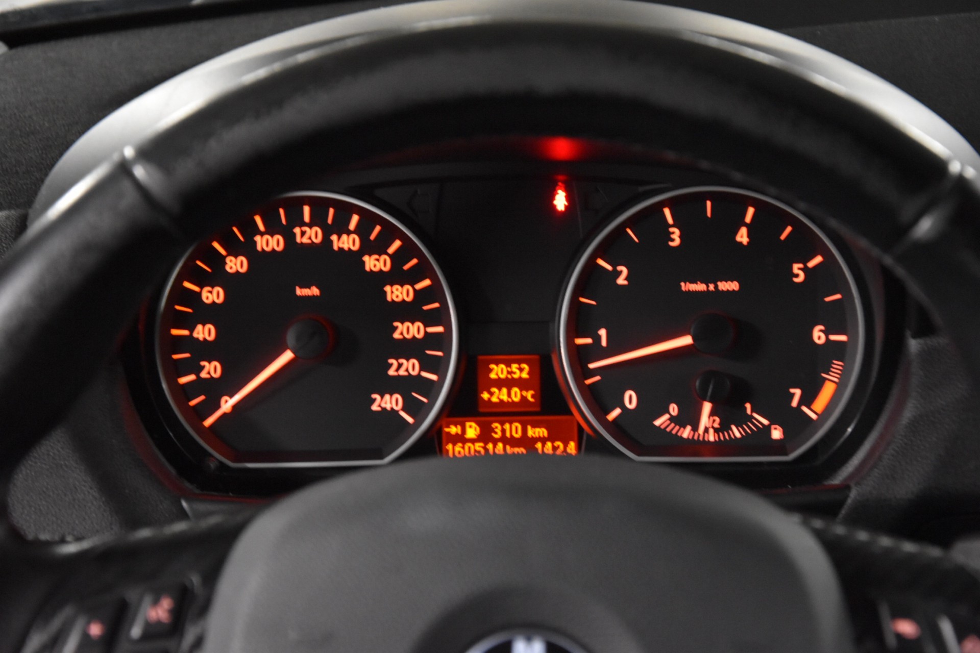 BMW 120i-image-10