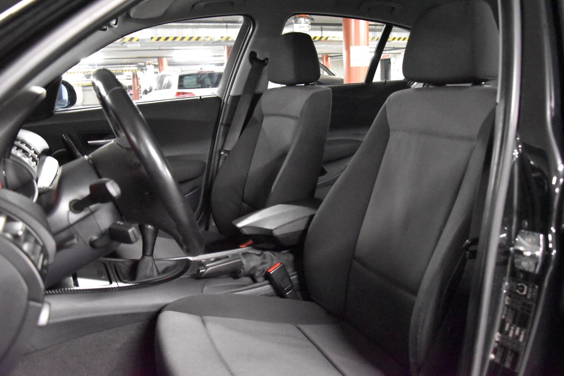 BMW 120i-image-16