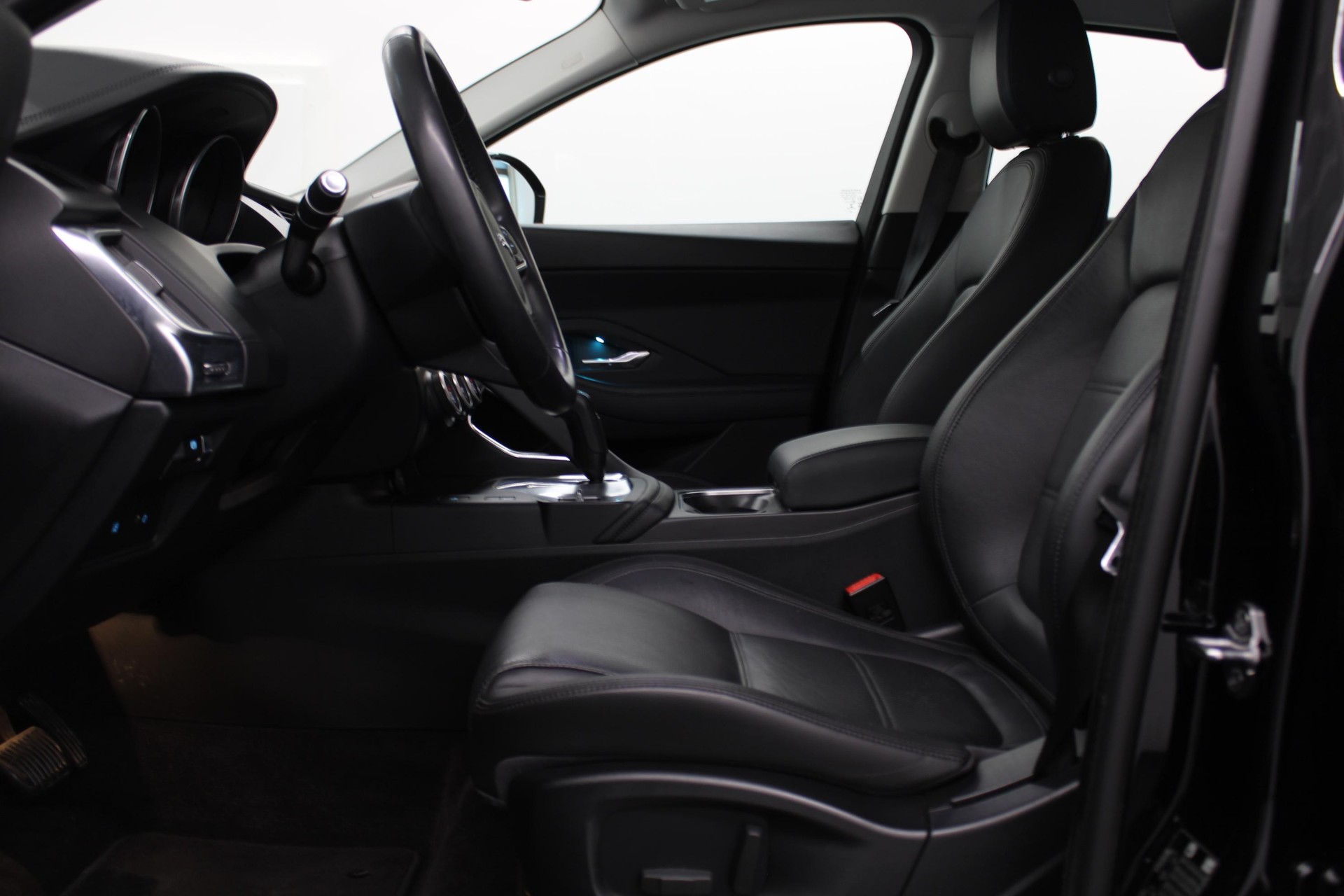 JAGUAR E-Pace 2.0 D 150 S AWD-image-4