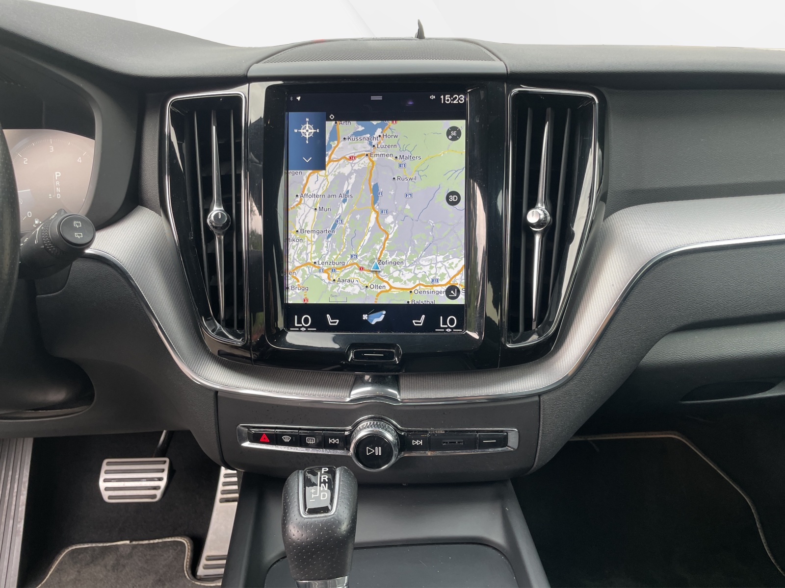 VOLVO XC60 2.0 D4 R-Design AWD-image-12
