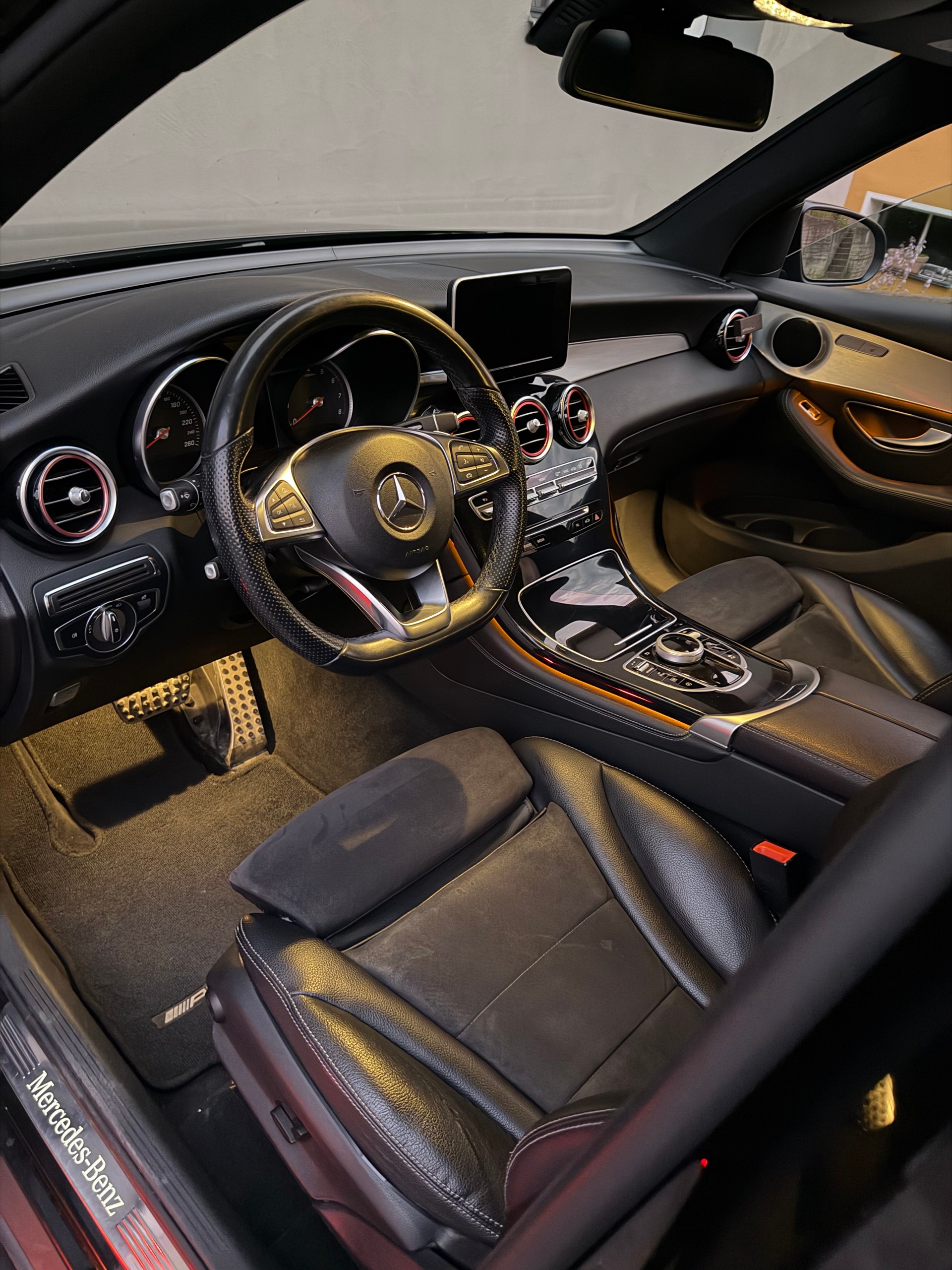 MERCEDES-BENZ GLC 250 AMG Line 4m-image-4