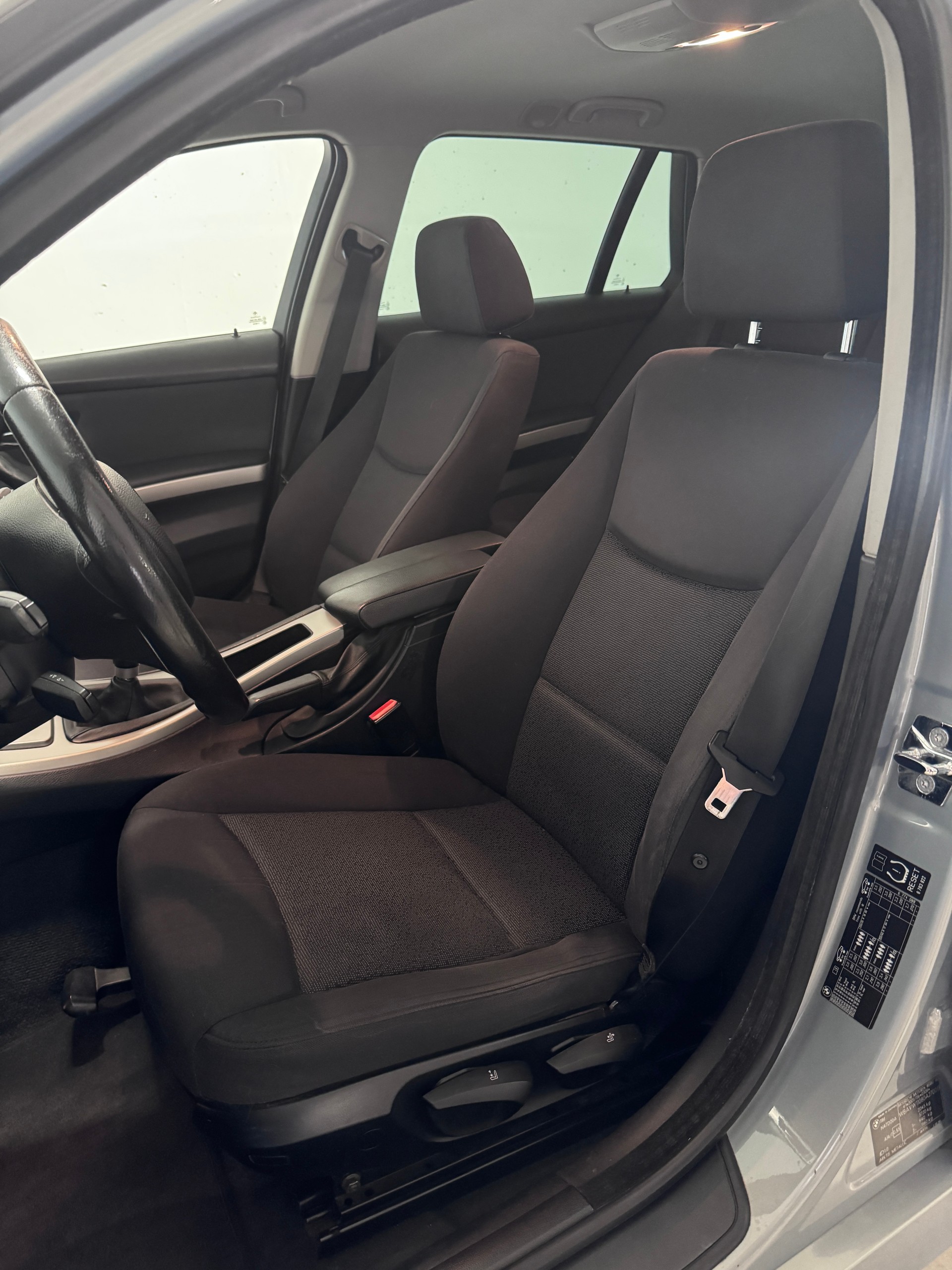 BMW 318d Touring-image-6