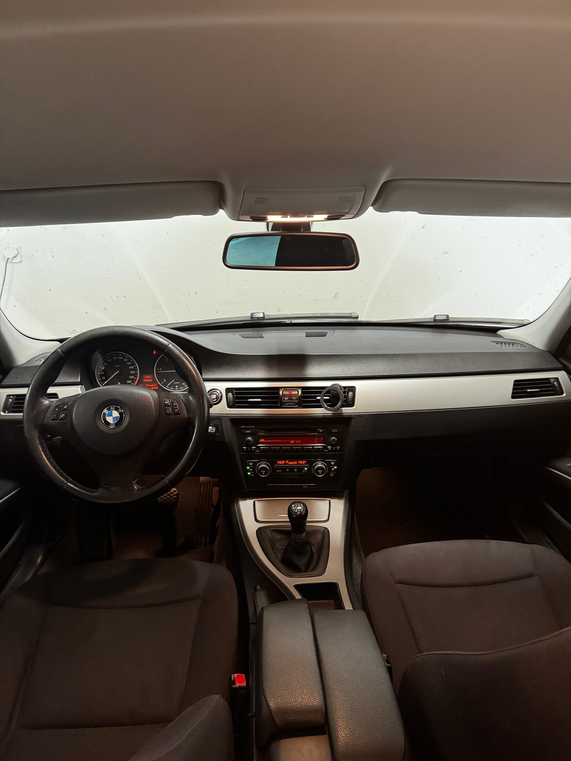 BMW 318d Touring-image-8