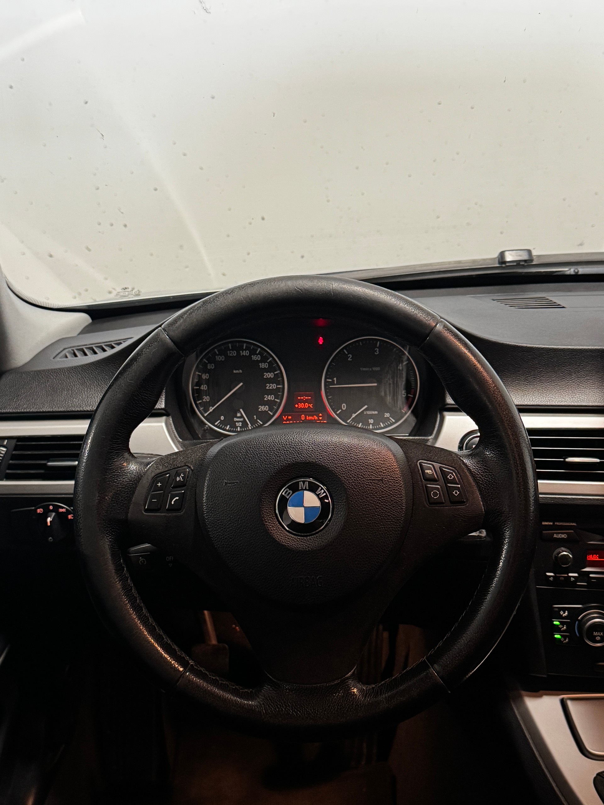 BMW 318d Touring-image-9
