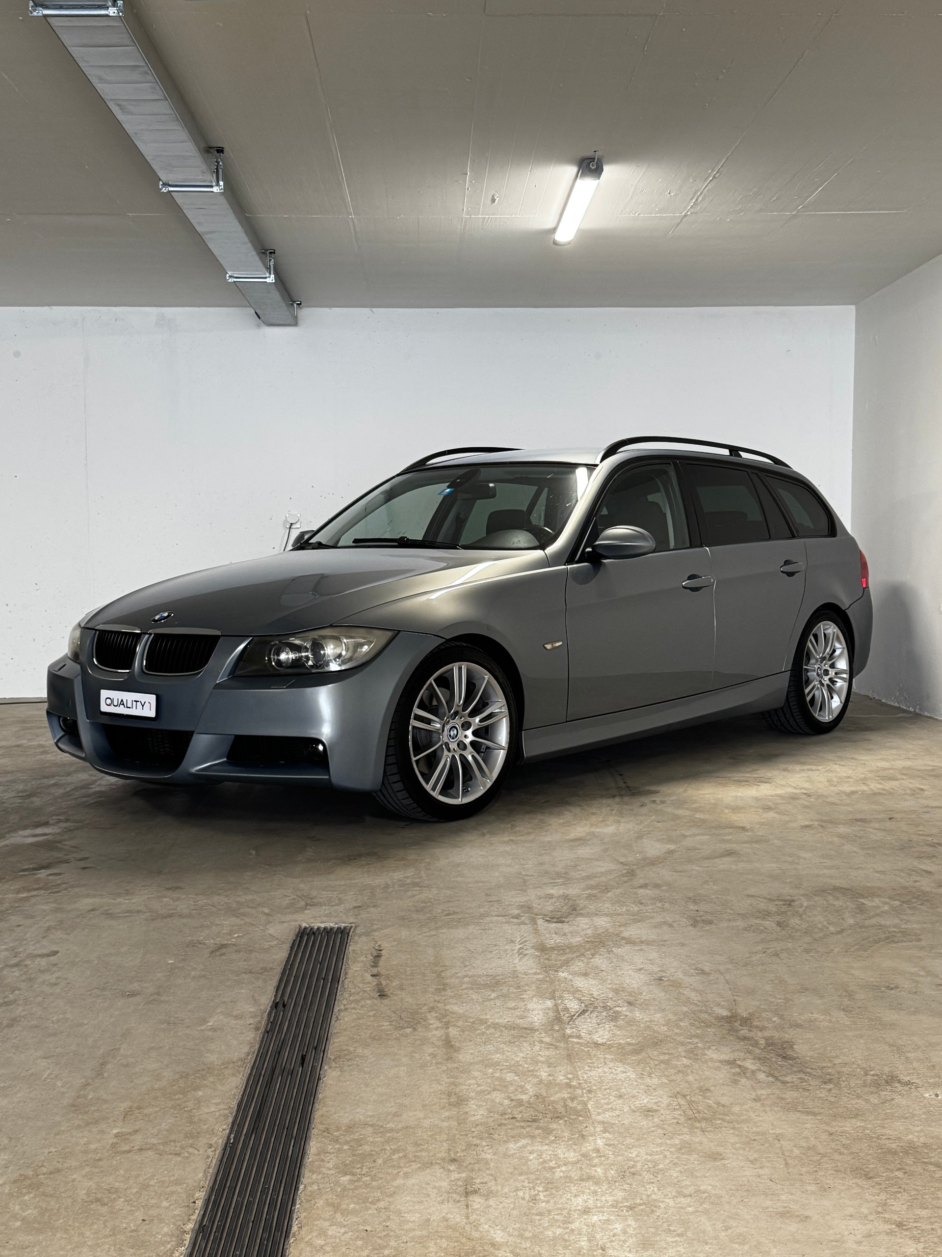 BMW 318d Touring-image-0