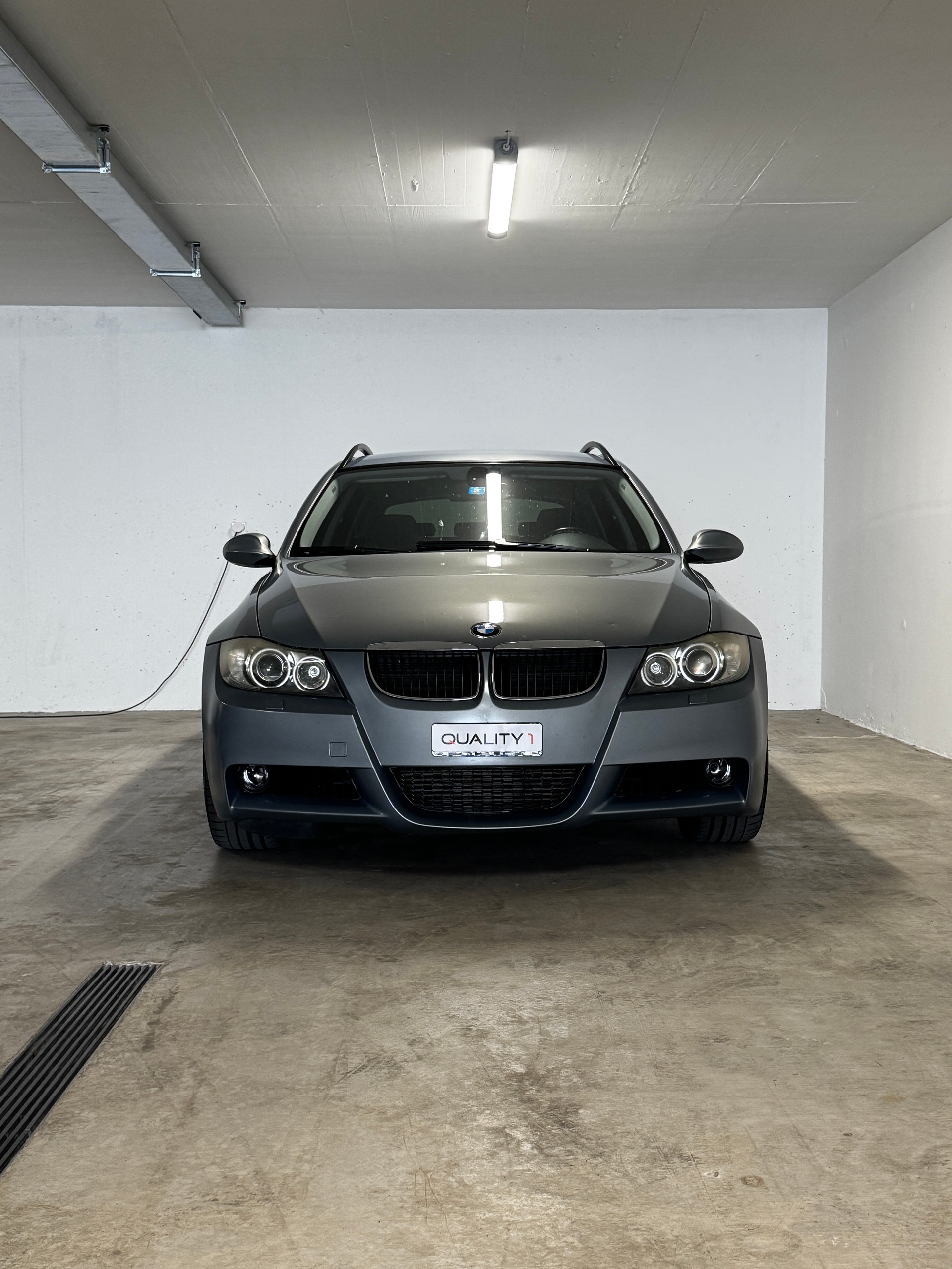 BMW 318d Touring-image-1