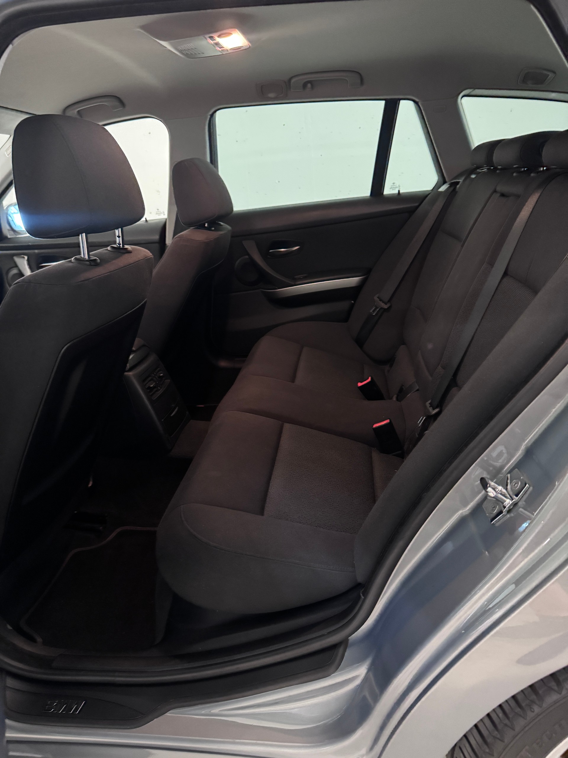 BMW 318d Touring-image-7