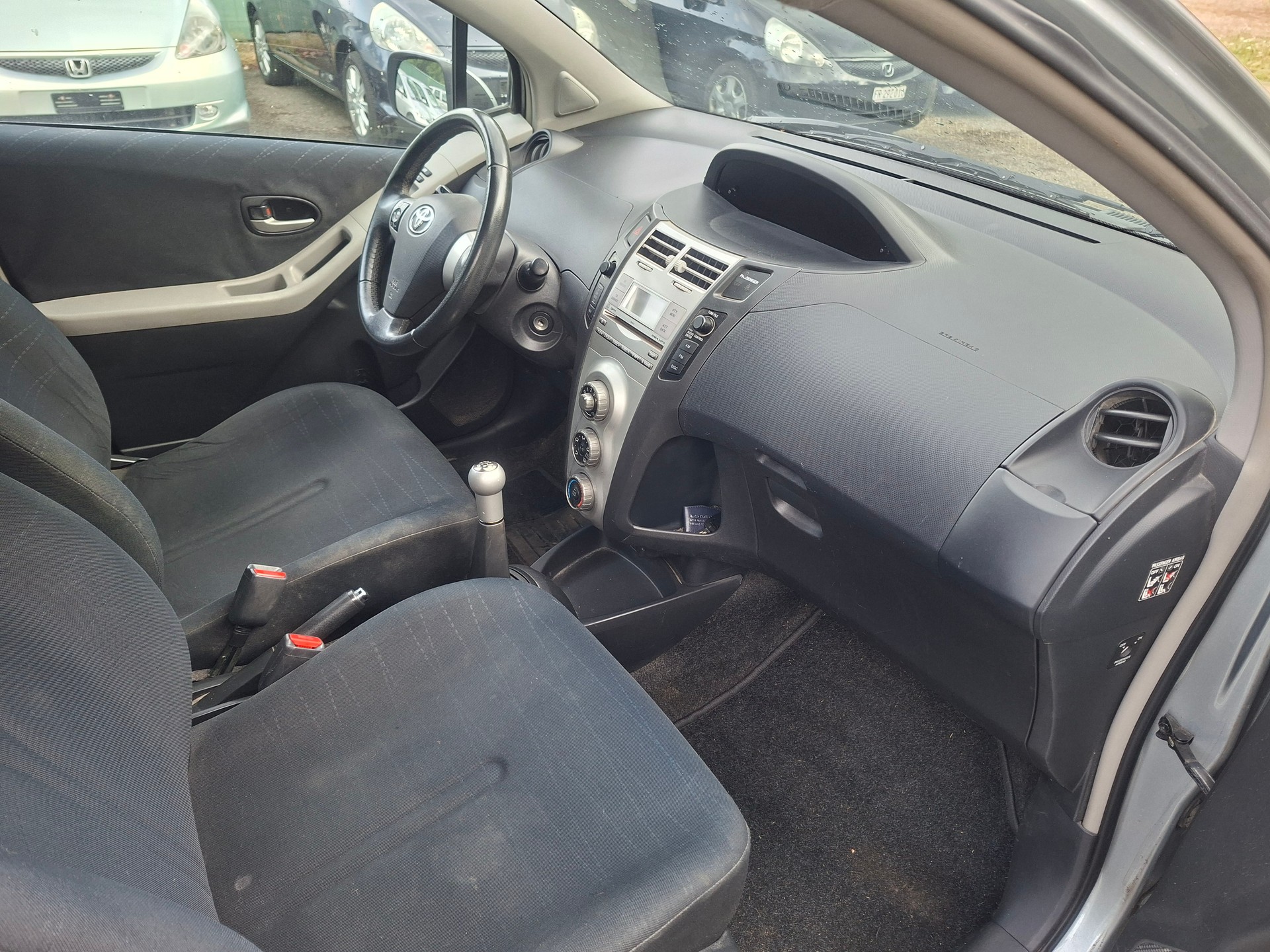 TOYOTA Yaris 1.3 Linea Sol-image-9
