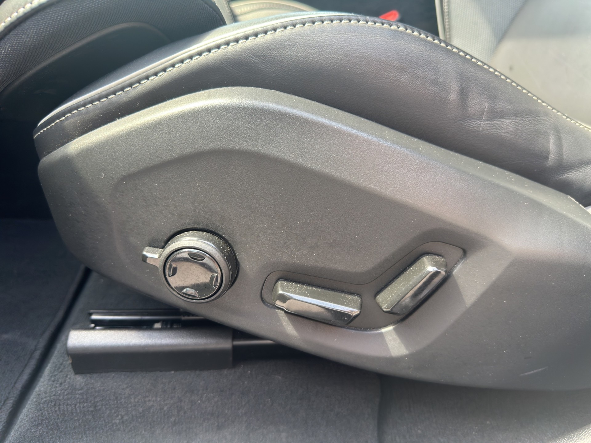 VOLVO XC60 B5 Hybrid AWD Geartronic Plus Dark-image-10